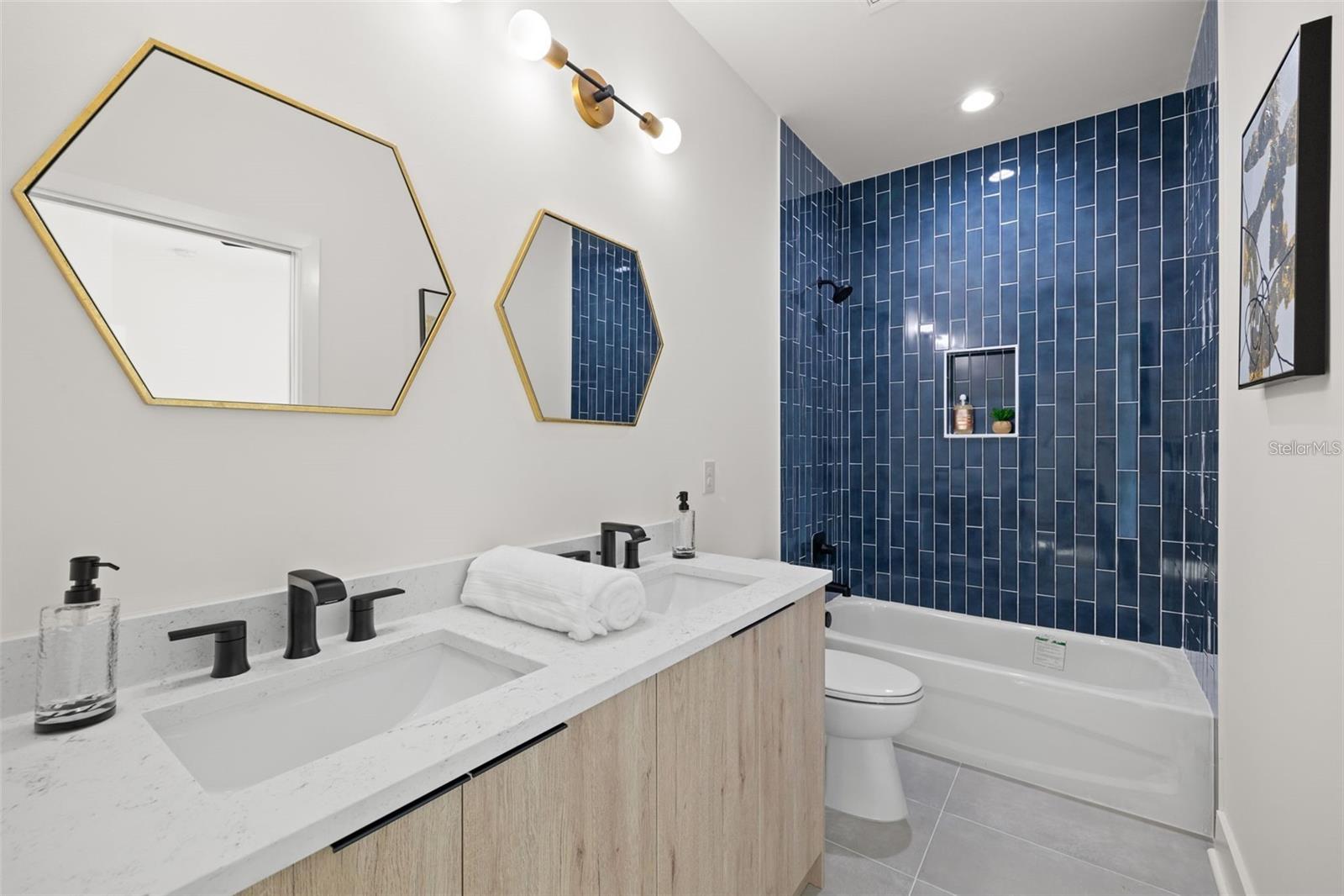 412 W AMELIA AVE #1