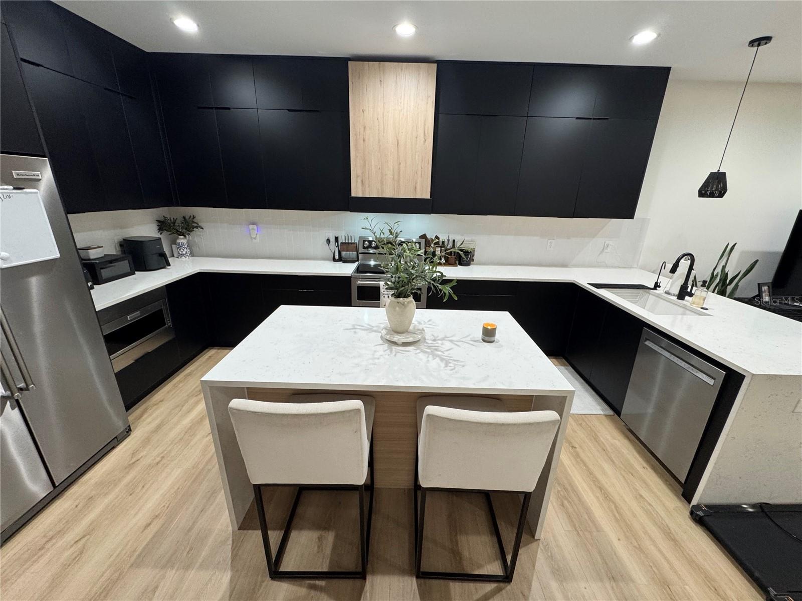 412 W AMELIA AVE #1