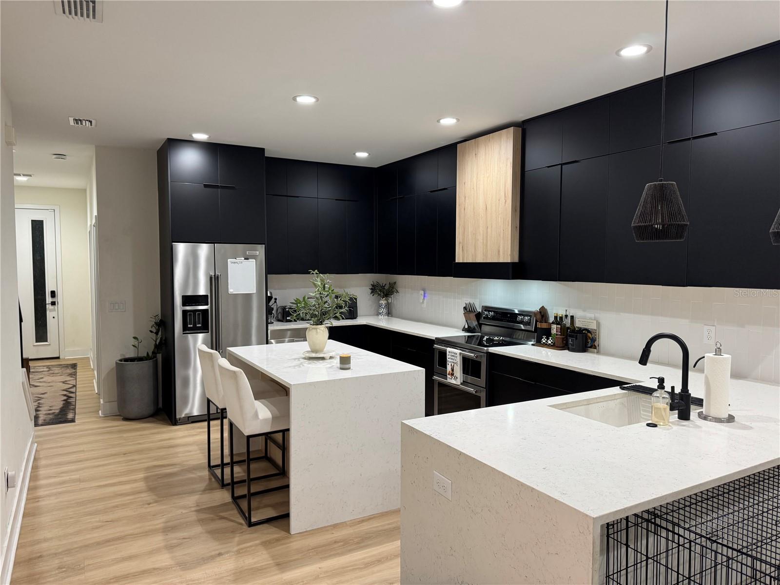 412 W AMELIA AVE #1