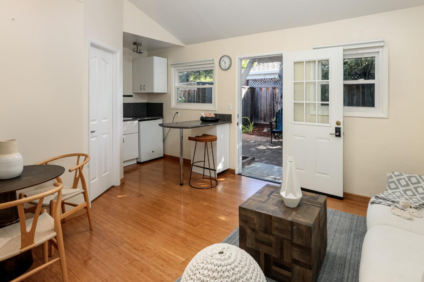 152 Del Monte AVE