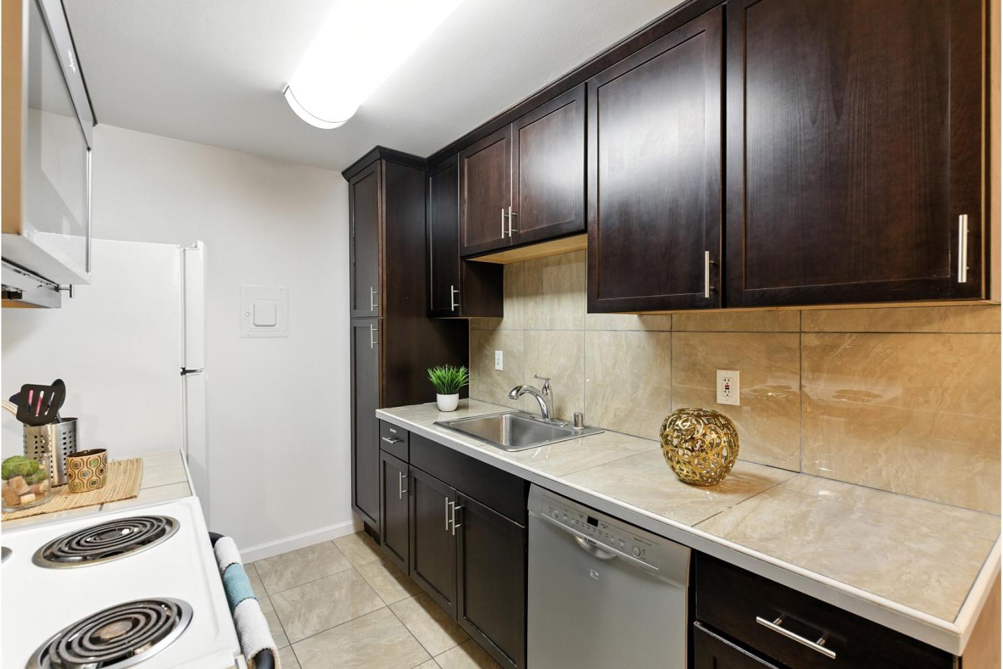 2454 West Bayshore Road 7