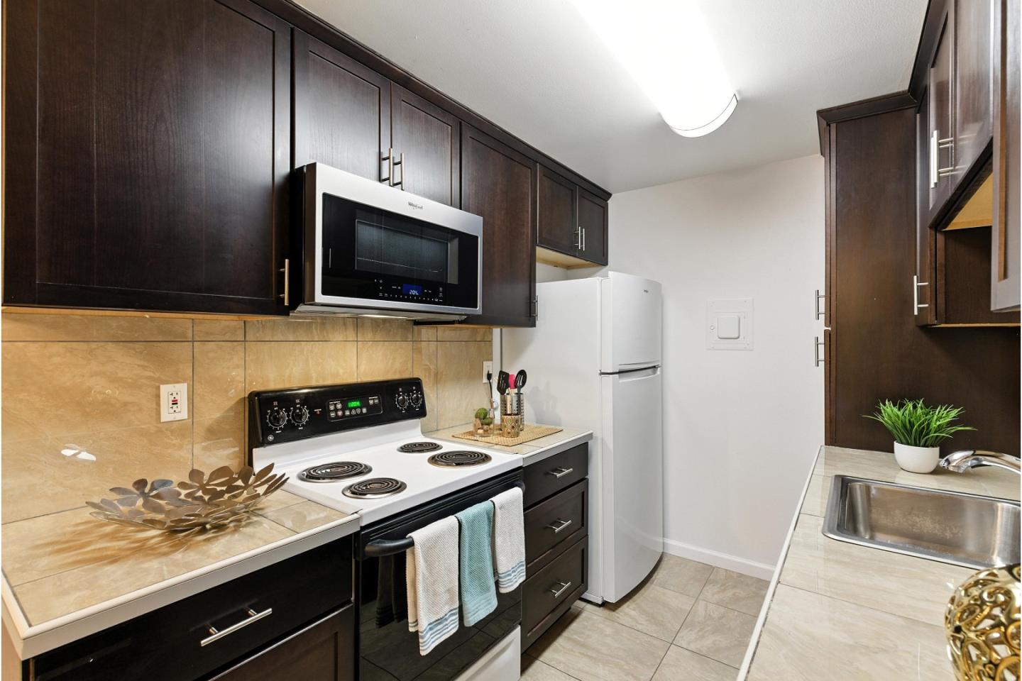 2454 West Bayshore Road 7