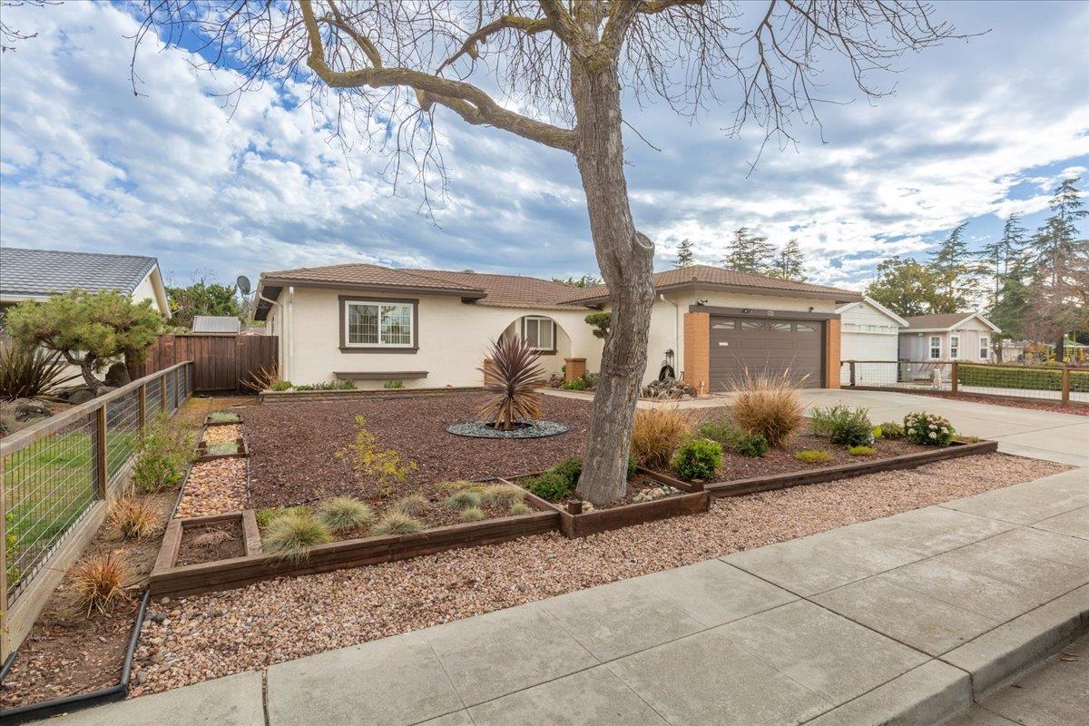 792 Ponderosa Avenue
