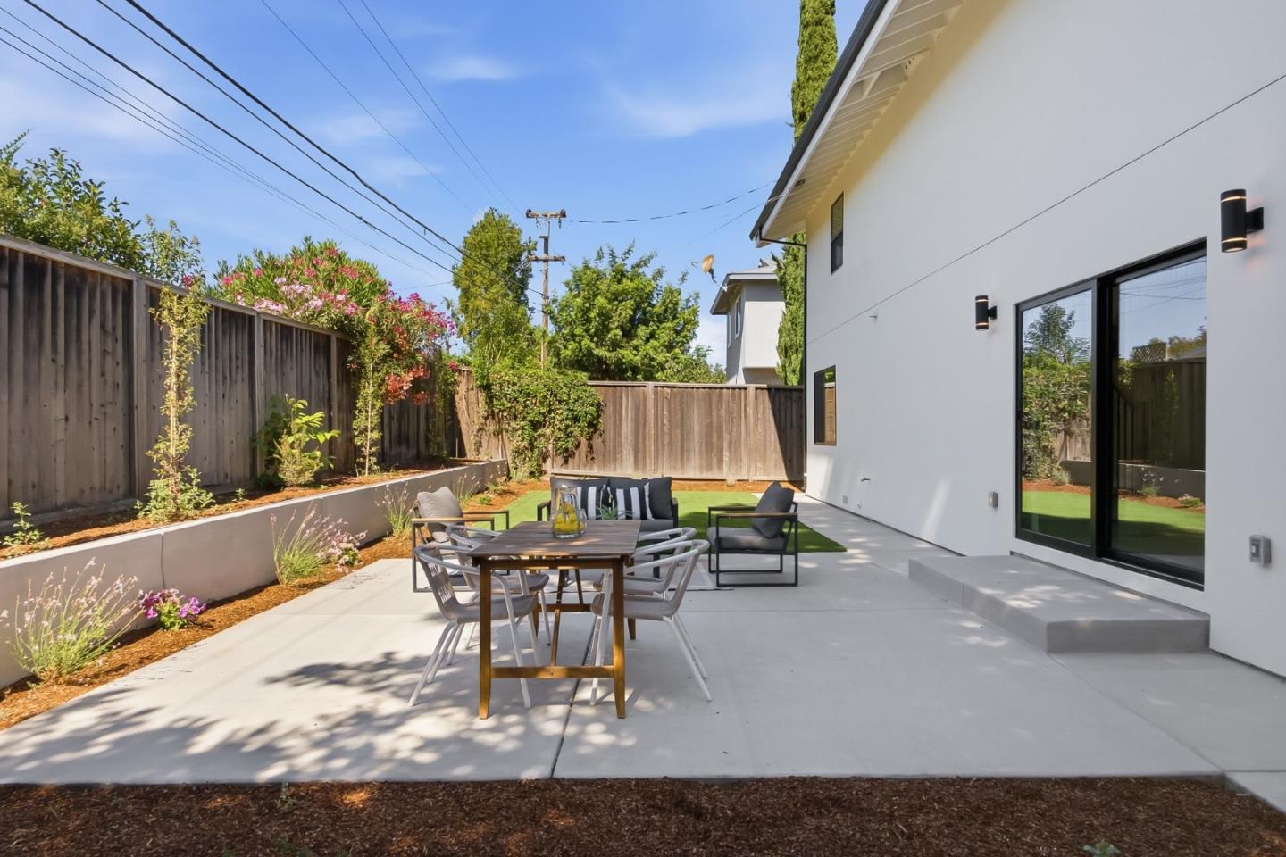2422 Adonis WAY