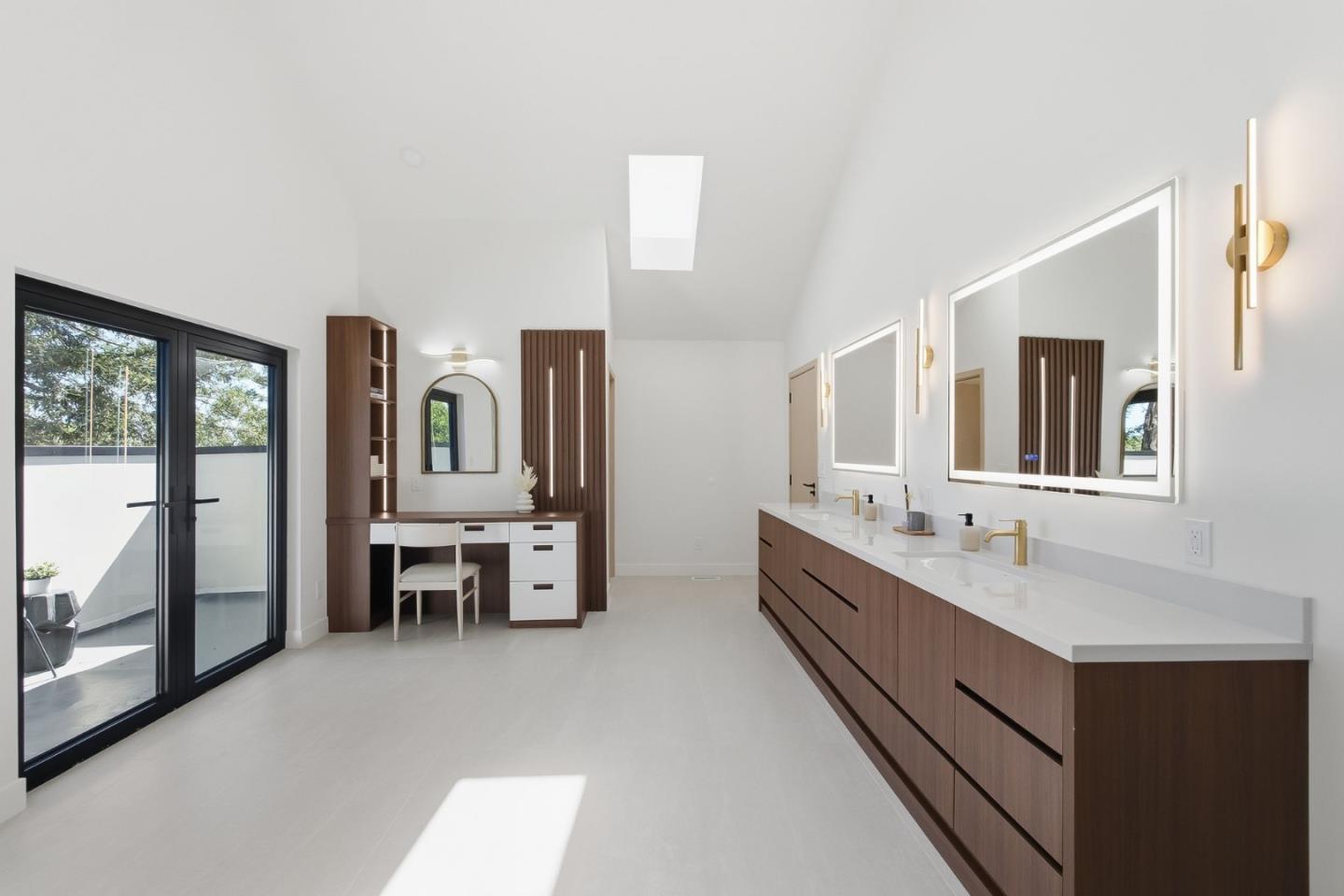 2422 Adonis WAY