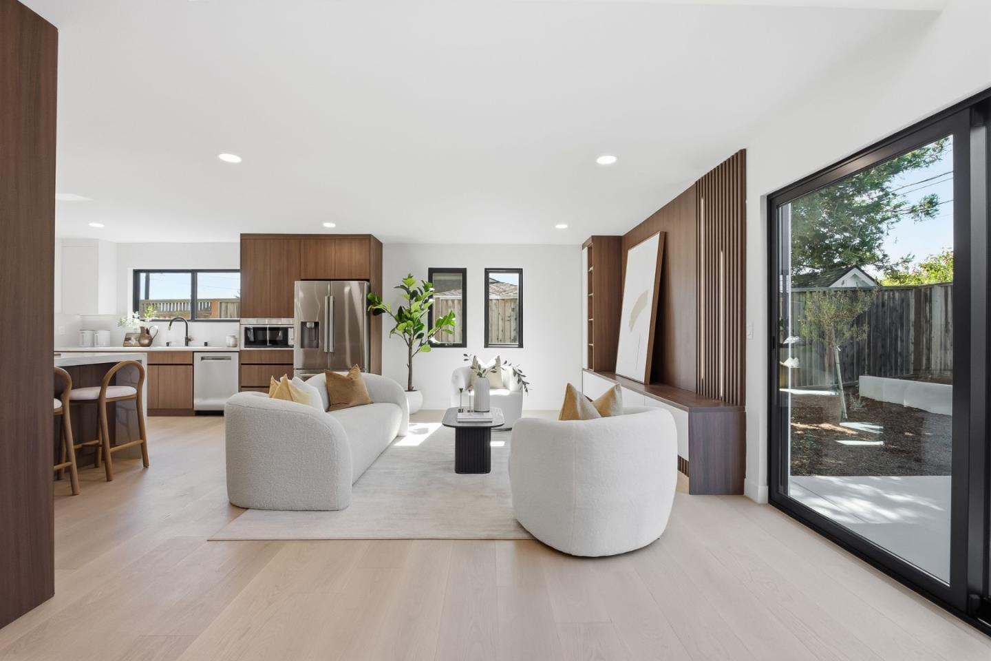 2422 Adonis WAY