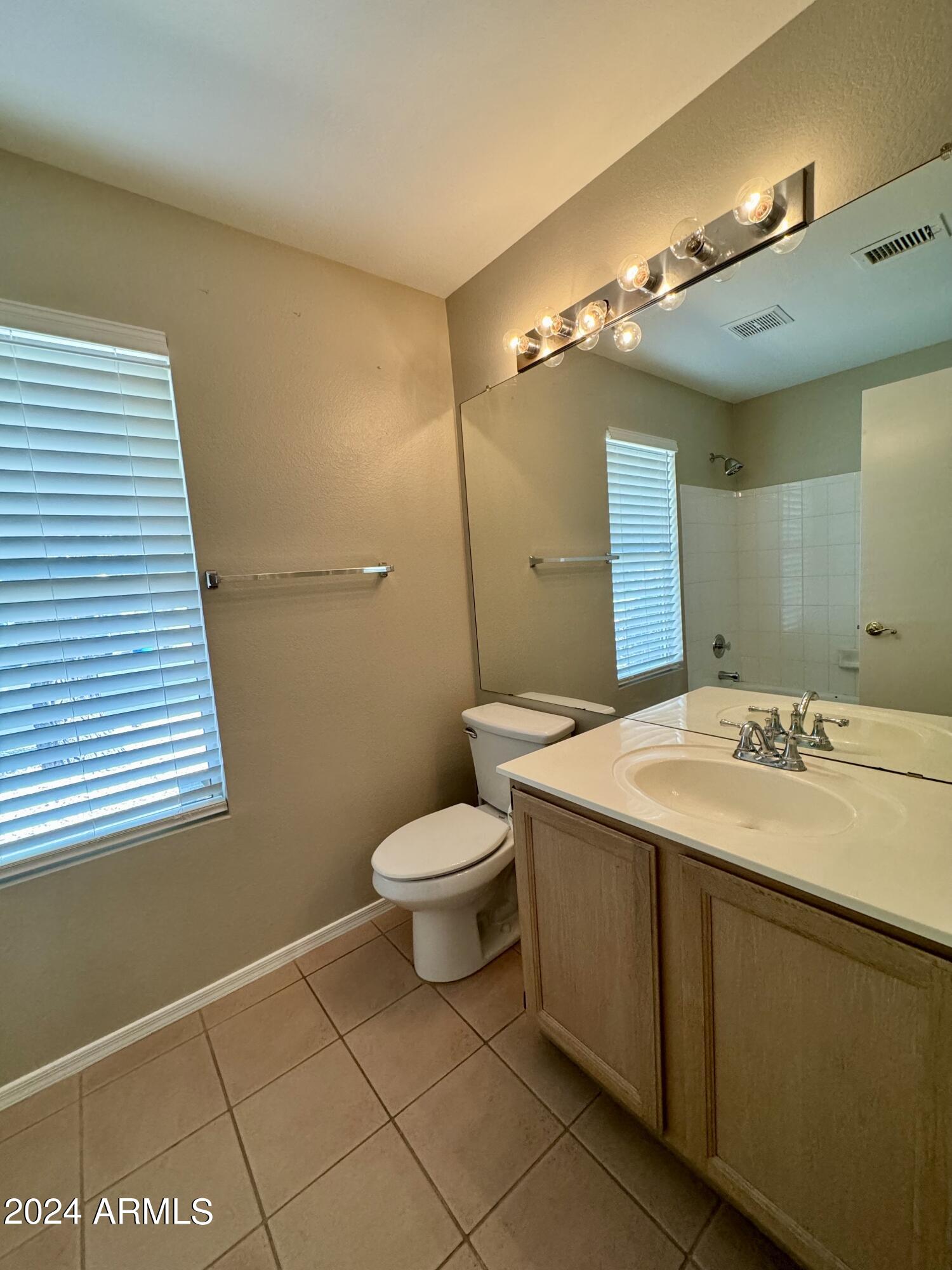 3228 N PINNULE