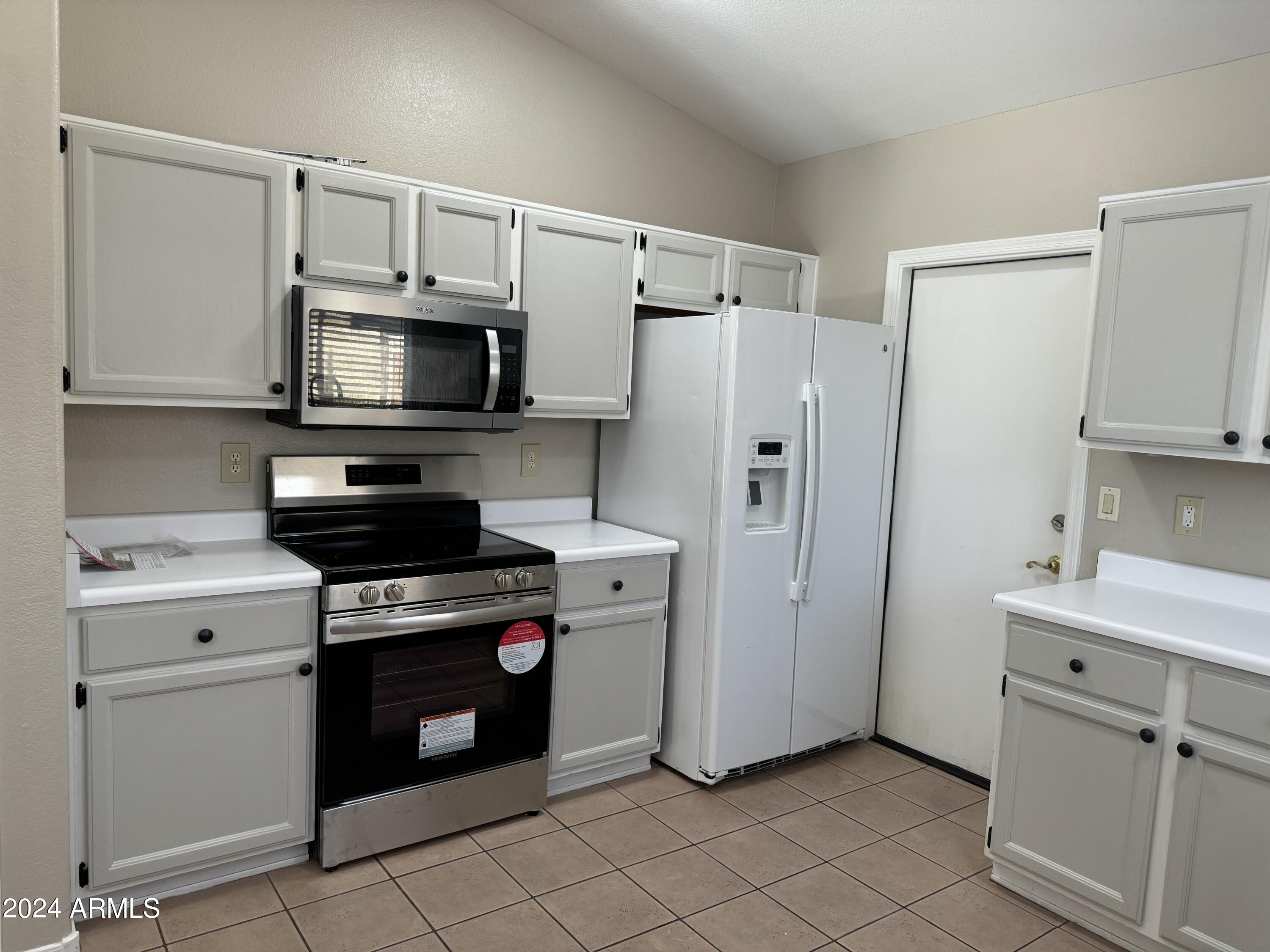 3228 N PINNULE