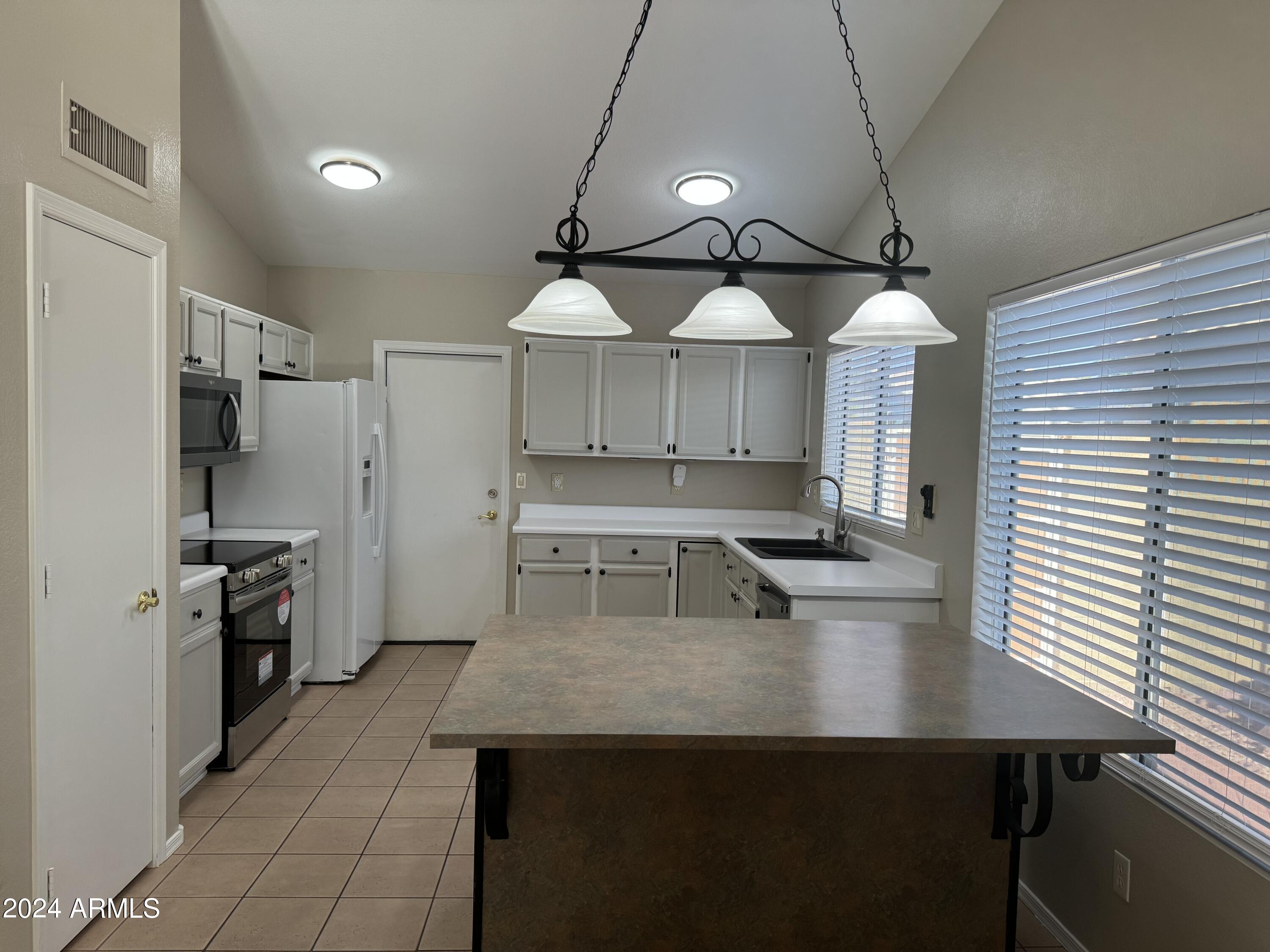 3228 N PINNULE