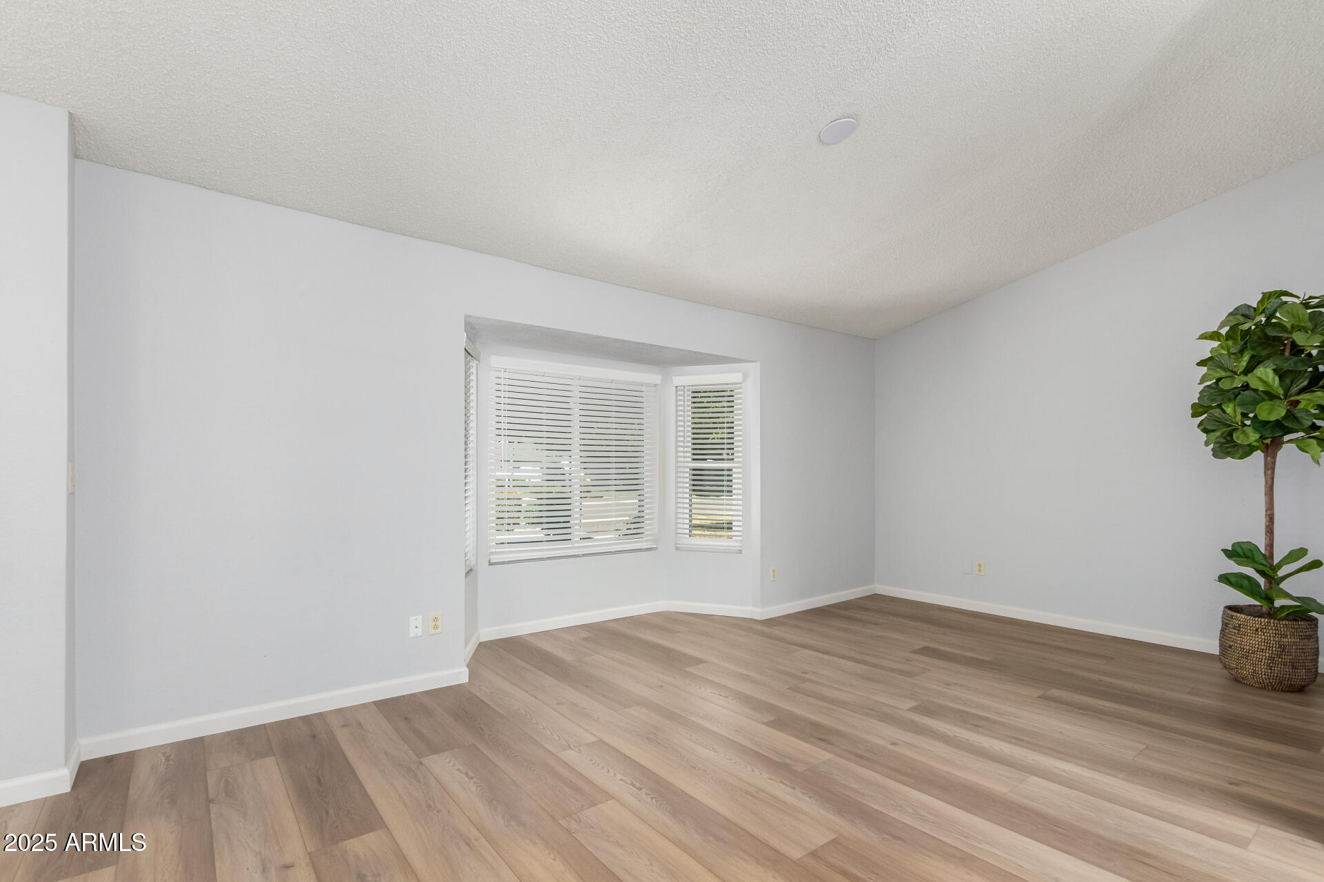 6413 W MONTE CRISTO Avenue