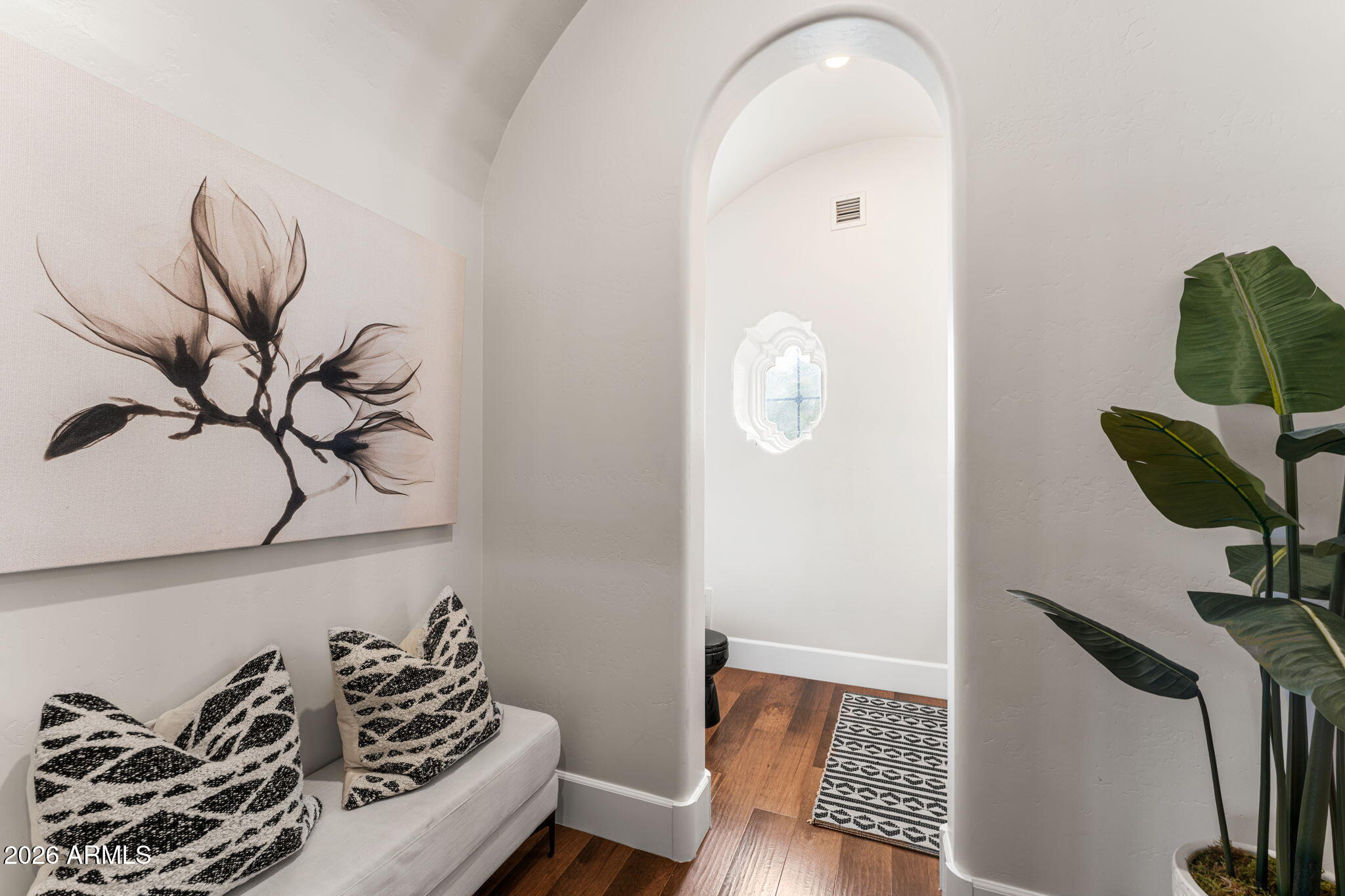 2527 E BEECHNUT Court