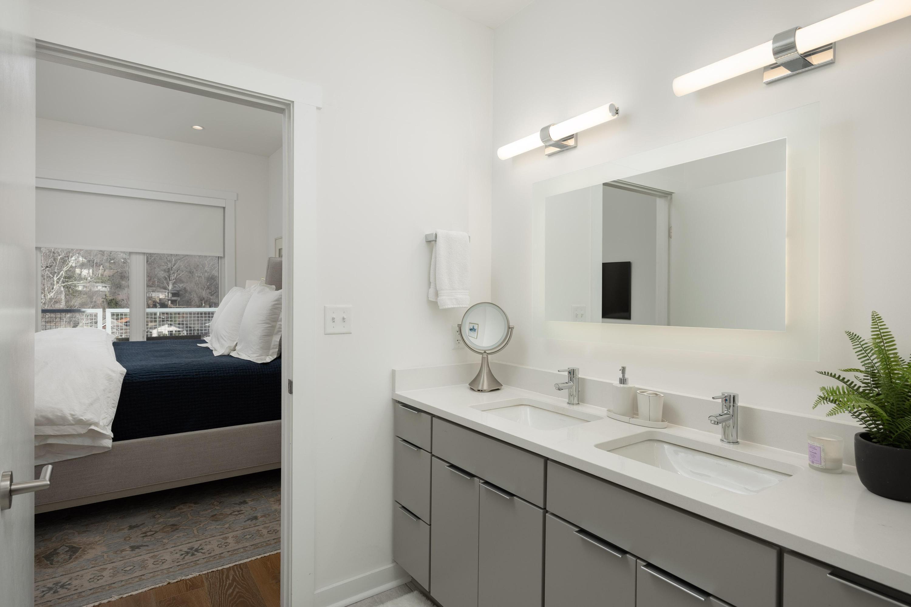 411 Fairpoint Street, 208