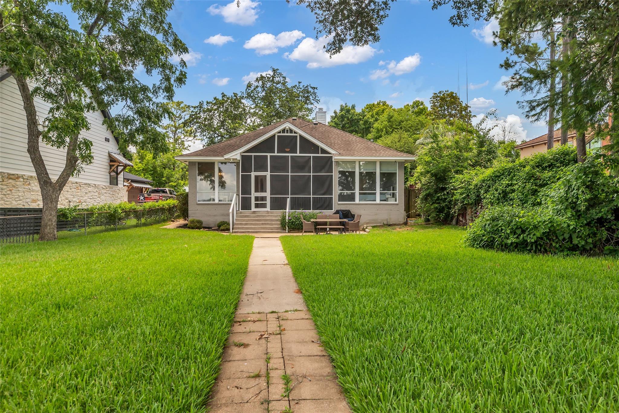 923 Paradise Lane