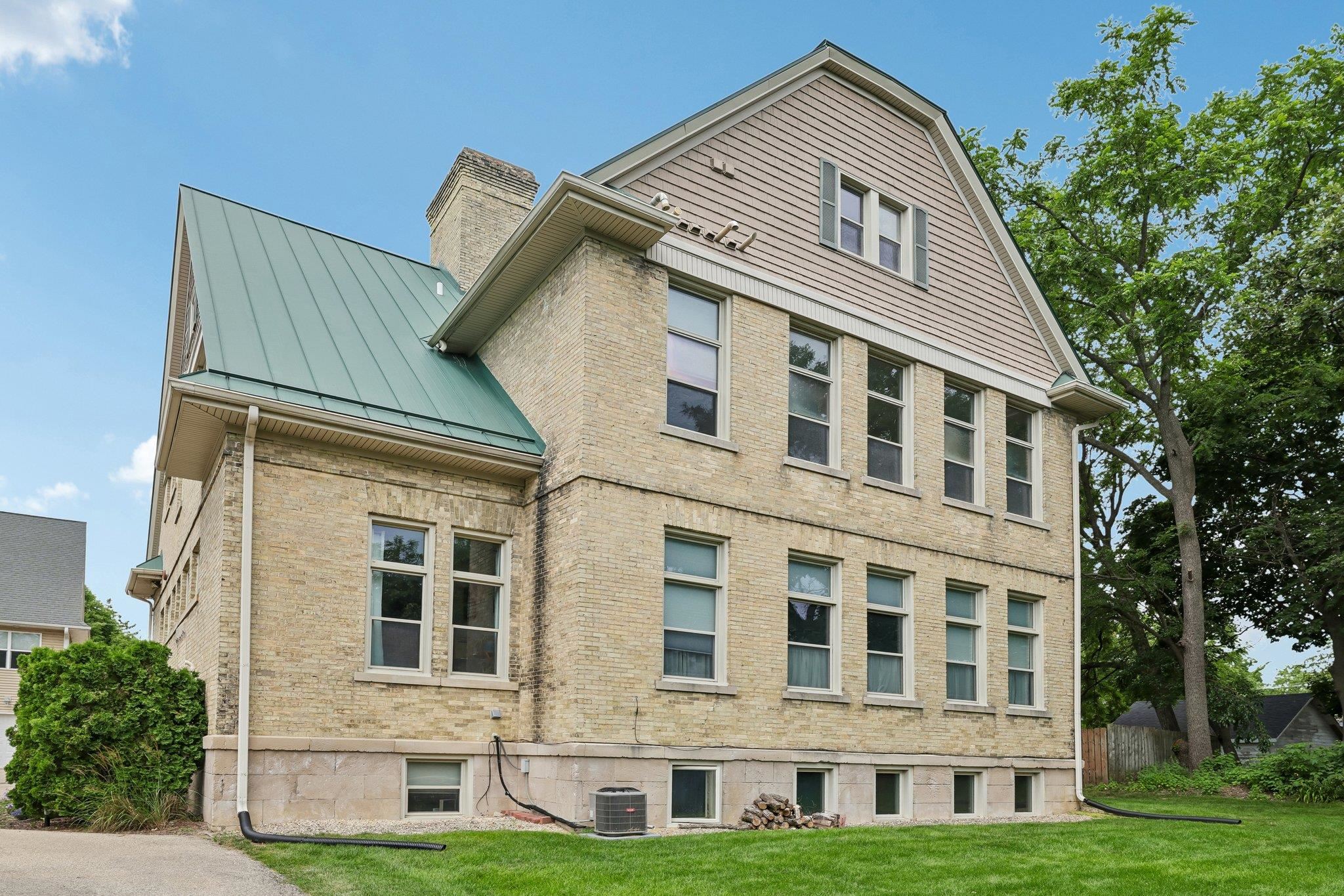 1009 Summit Avenue 6