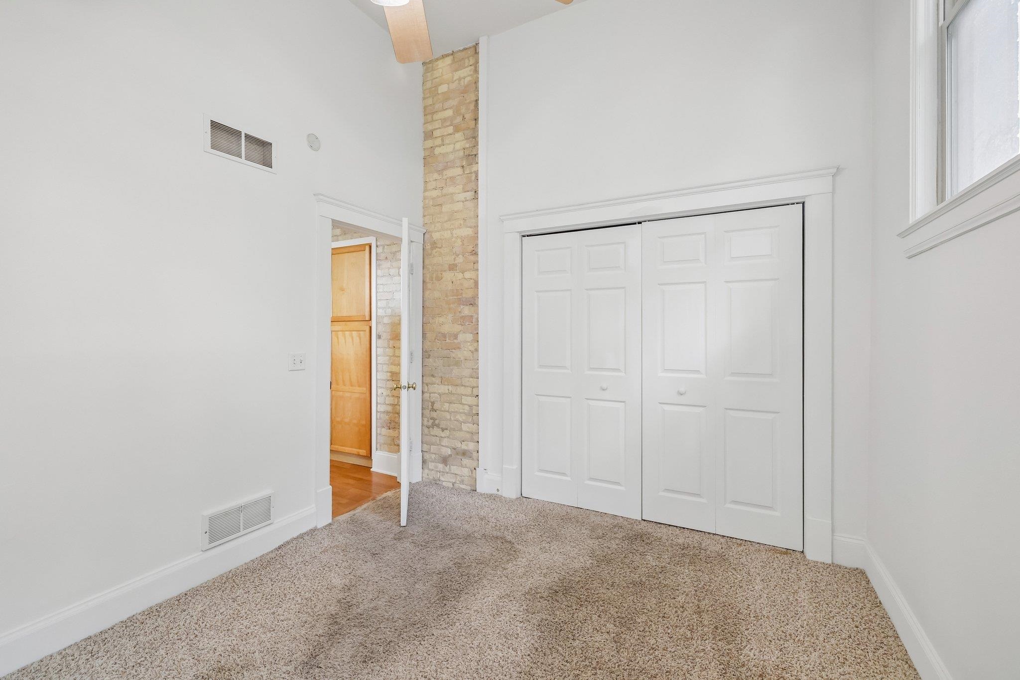1009 Summit Avenue 6