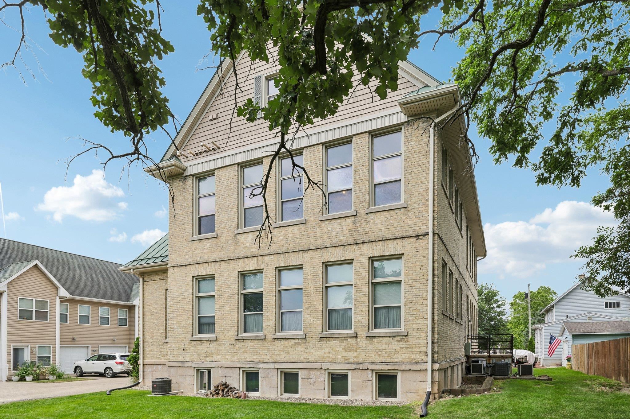 1009 Summit Avenue 6