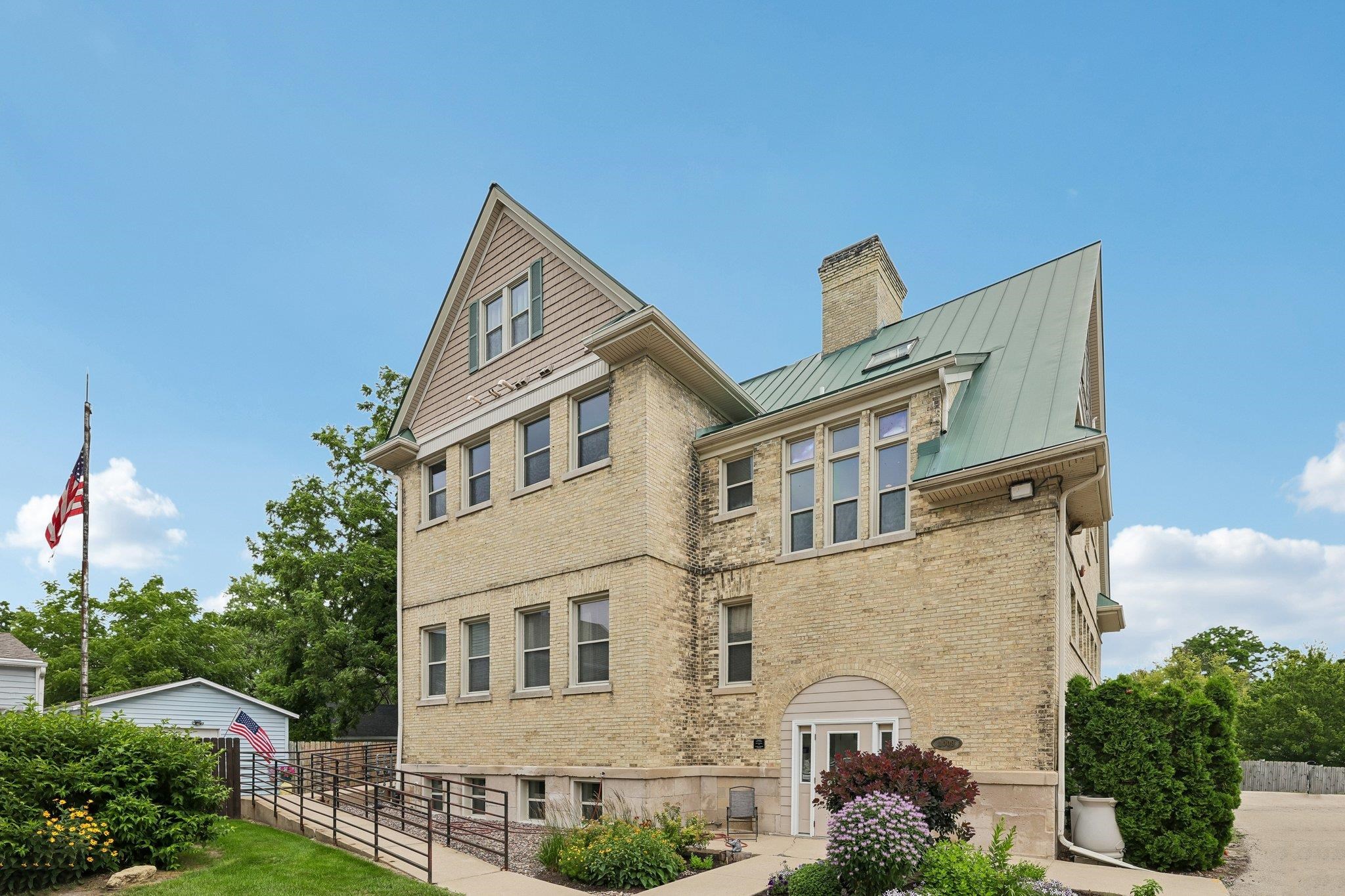 1009 Summit Avenue 6