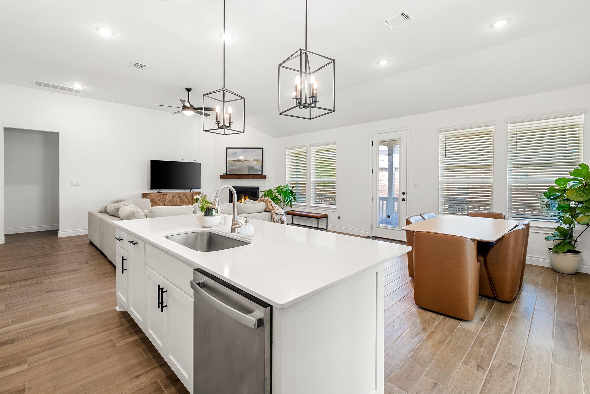1301 White Daisy LN