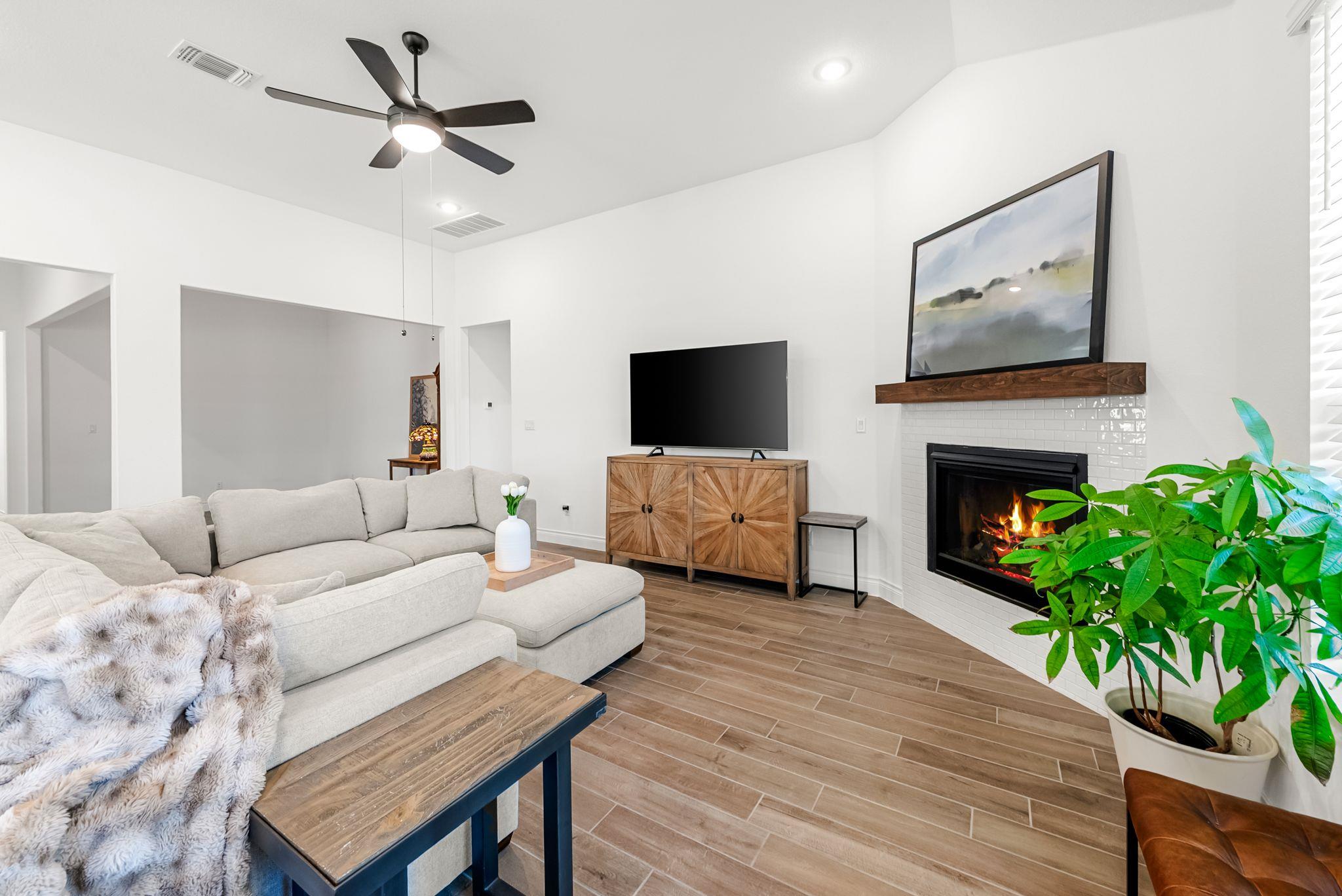 1301 White Daisy LN