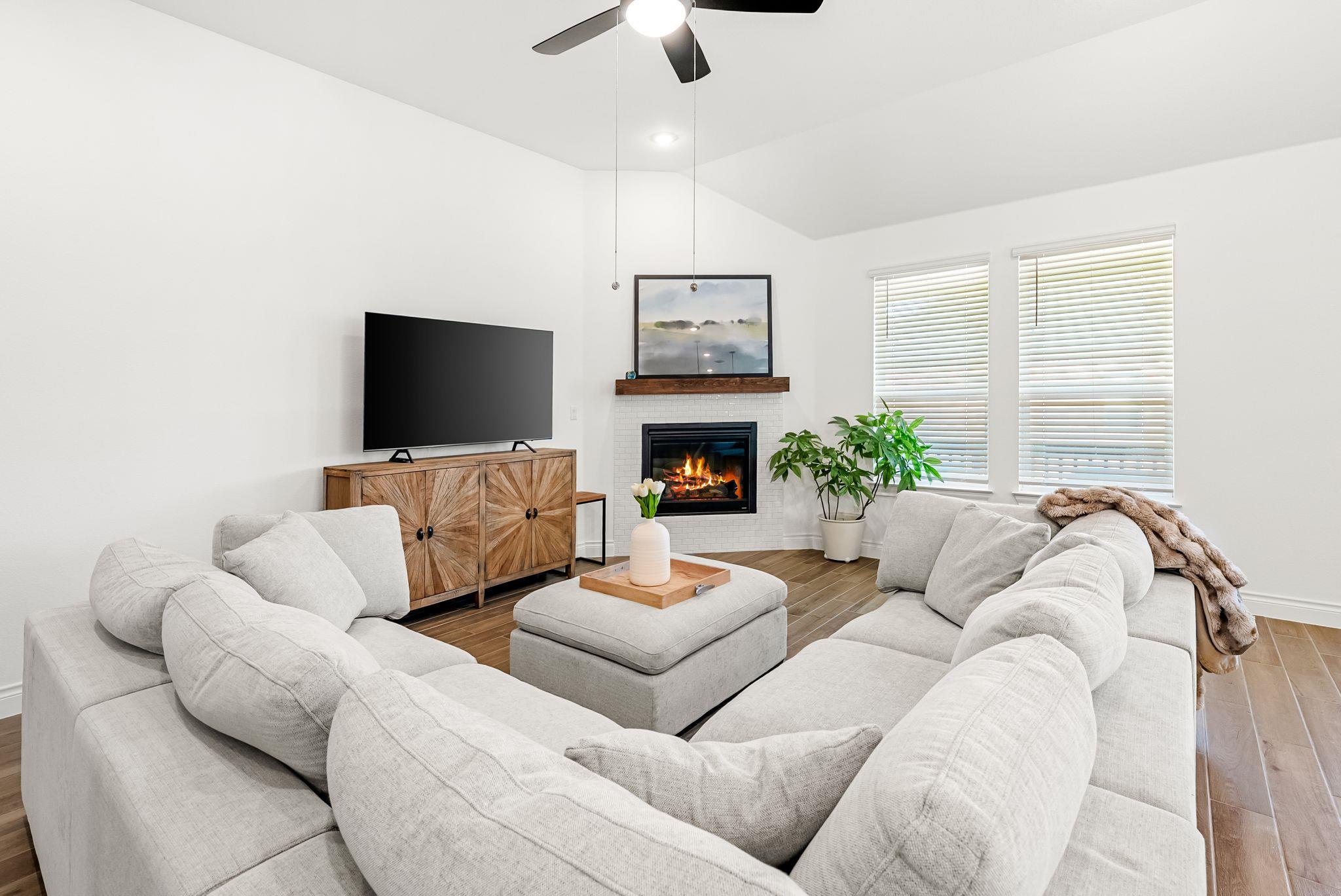 1301 White Daisy LN