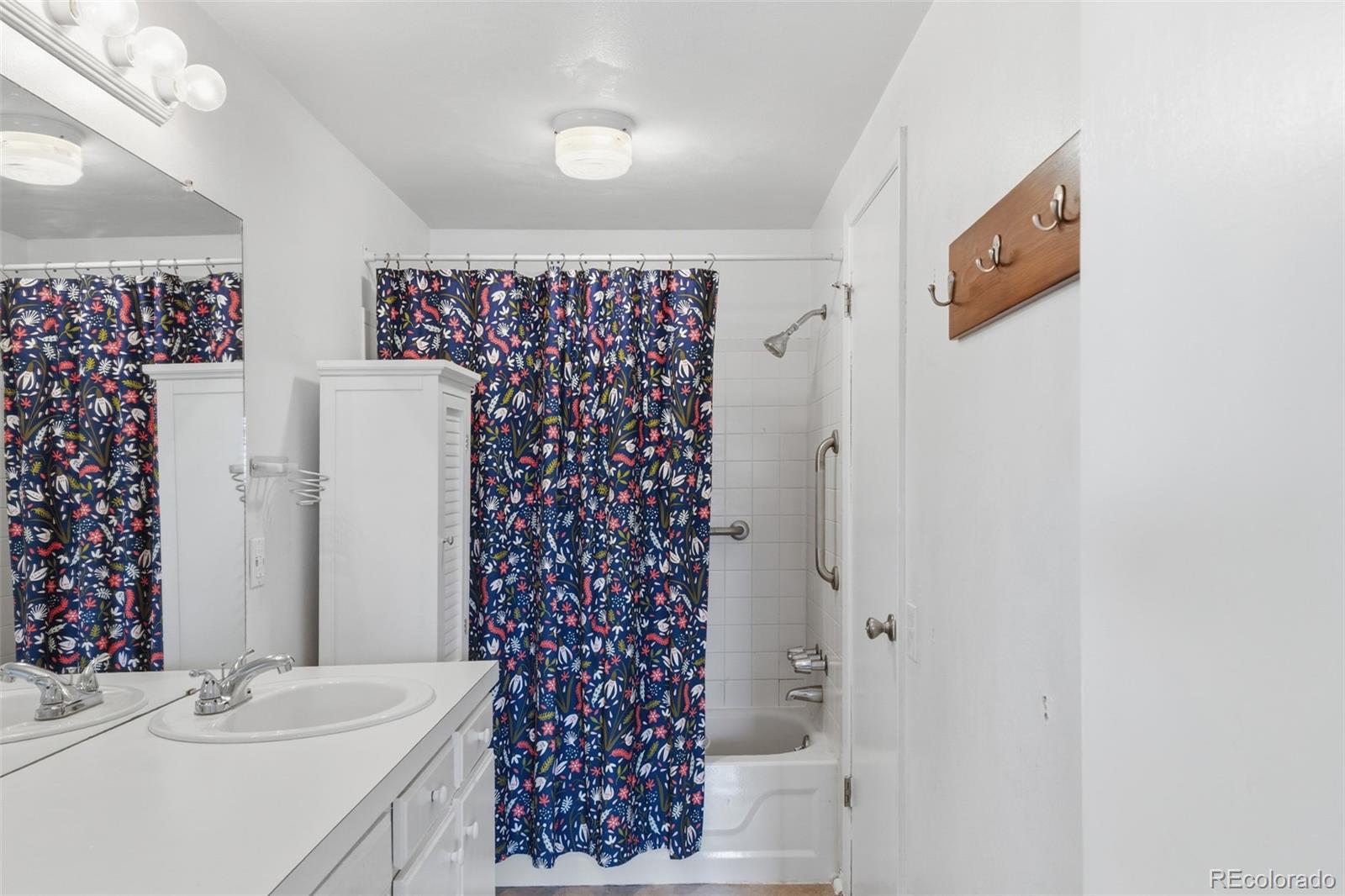 2546 E Easter Avenue