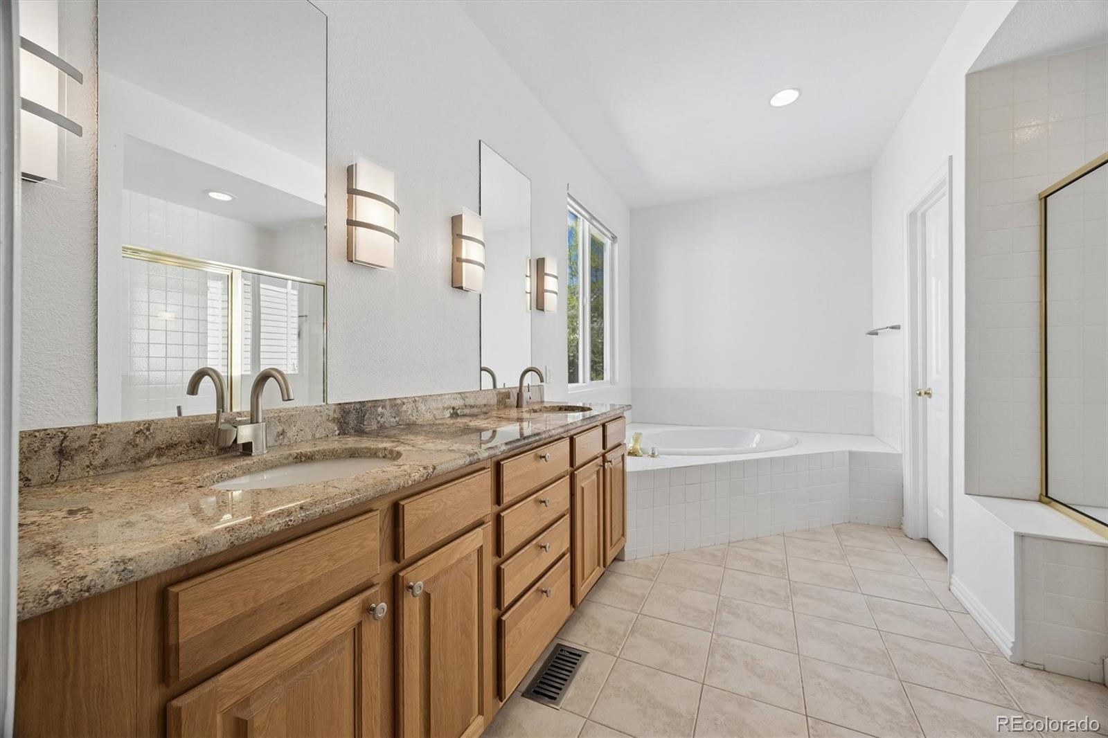 1011 S Valentia Street Unit: 20