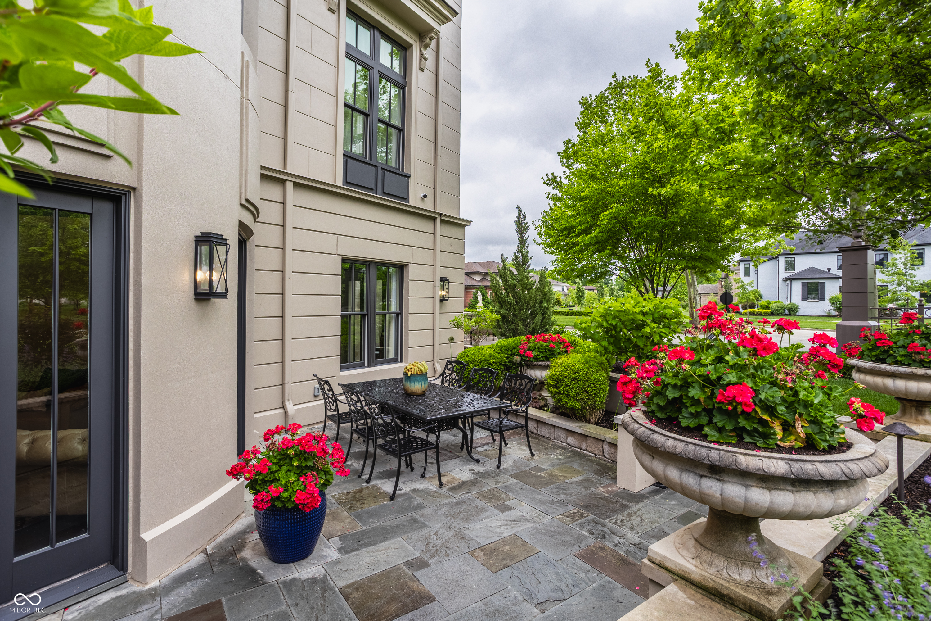 1894 Rhettsbury Street