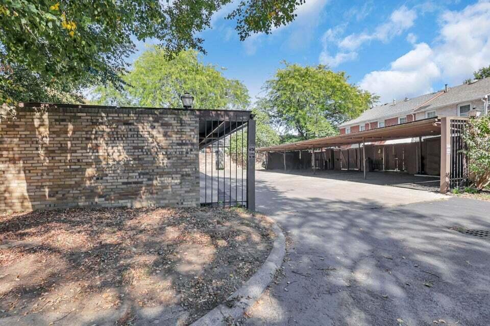 1036 Hardesty Place W