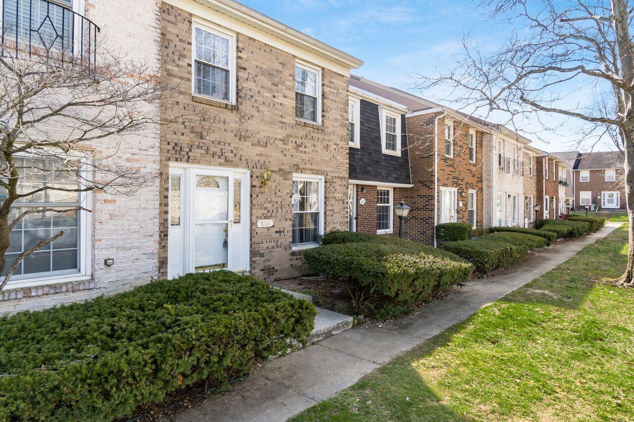 1036 Hardesty Place W