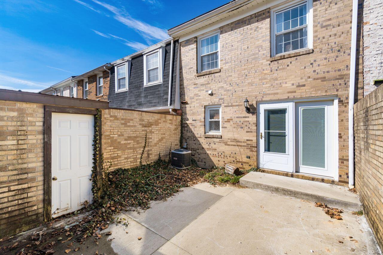 1036 Hardesty Place W