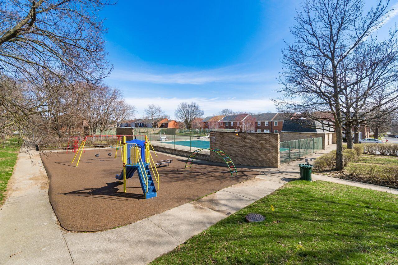 1036 Hardesty Place W