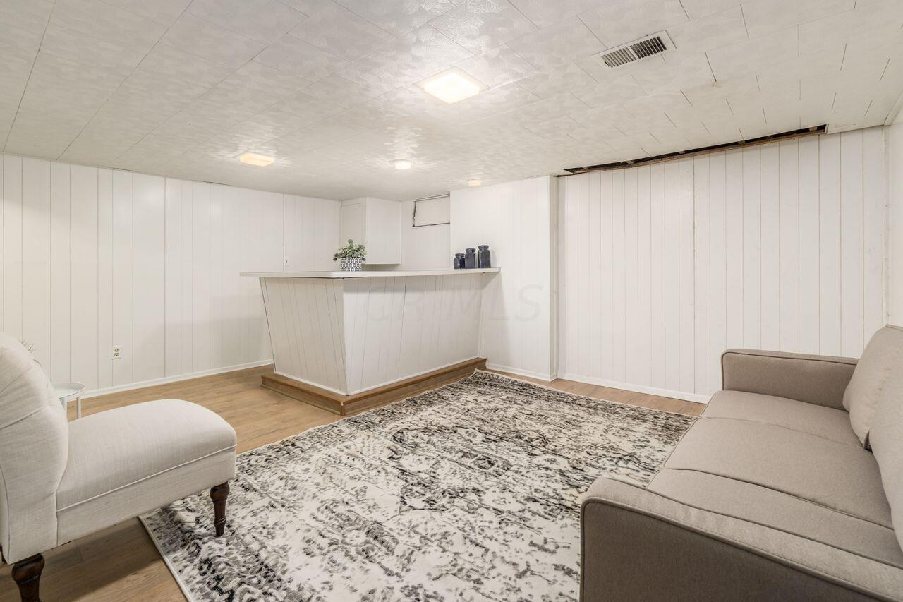 1036 Hardesty Place W