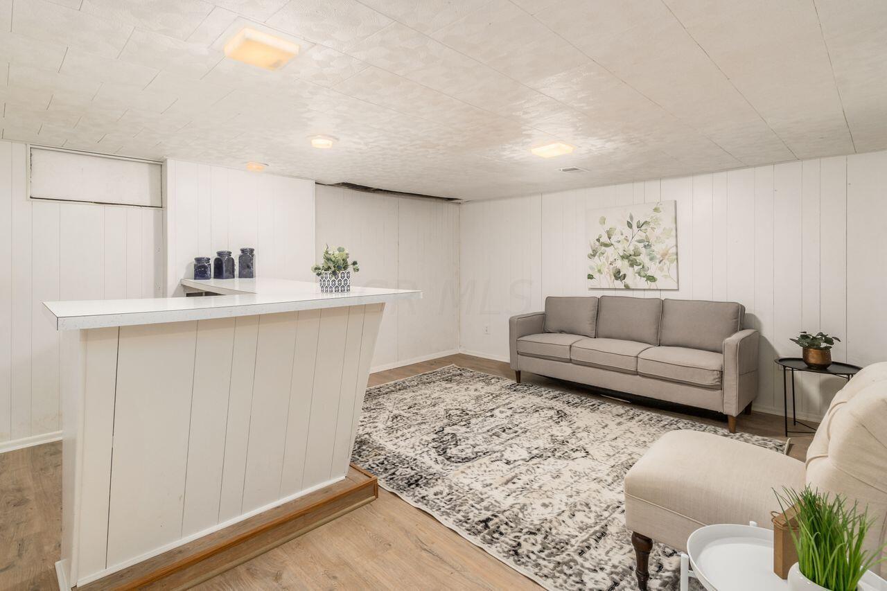 1036 Hardesty Place W