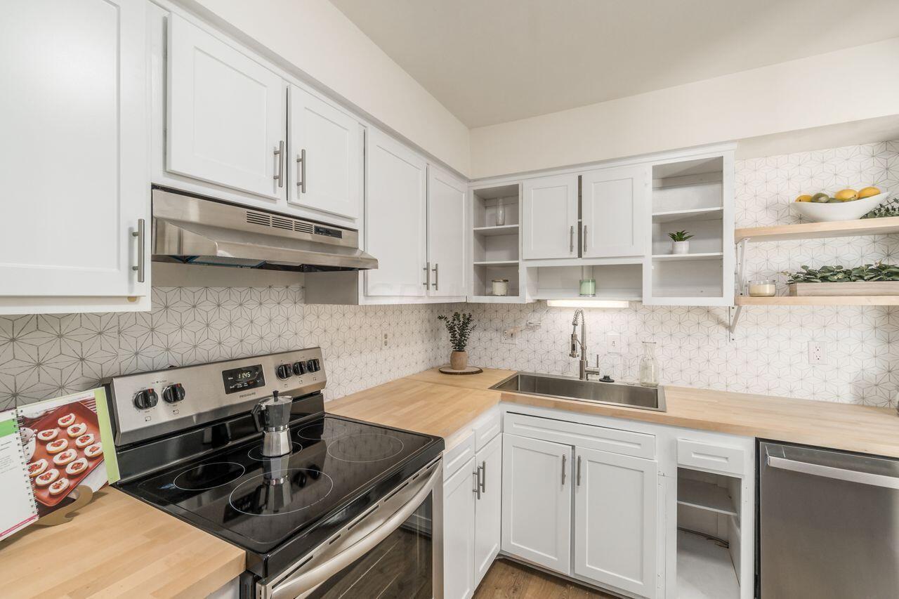 1036 Hardesty Place W