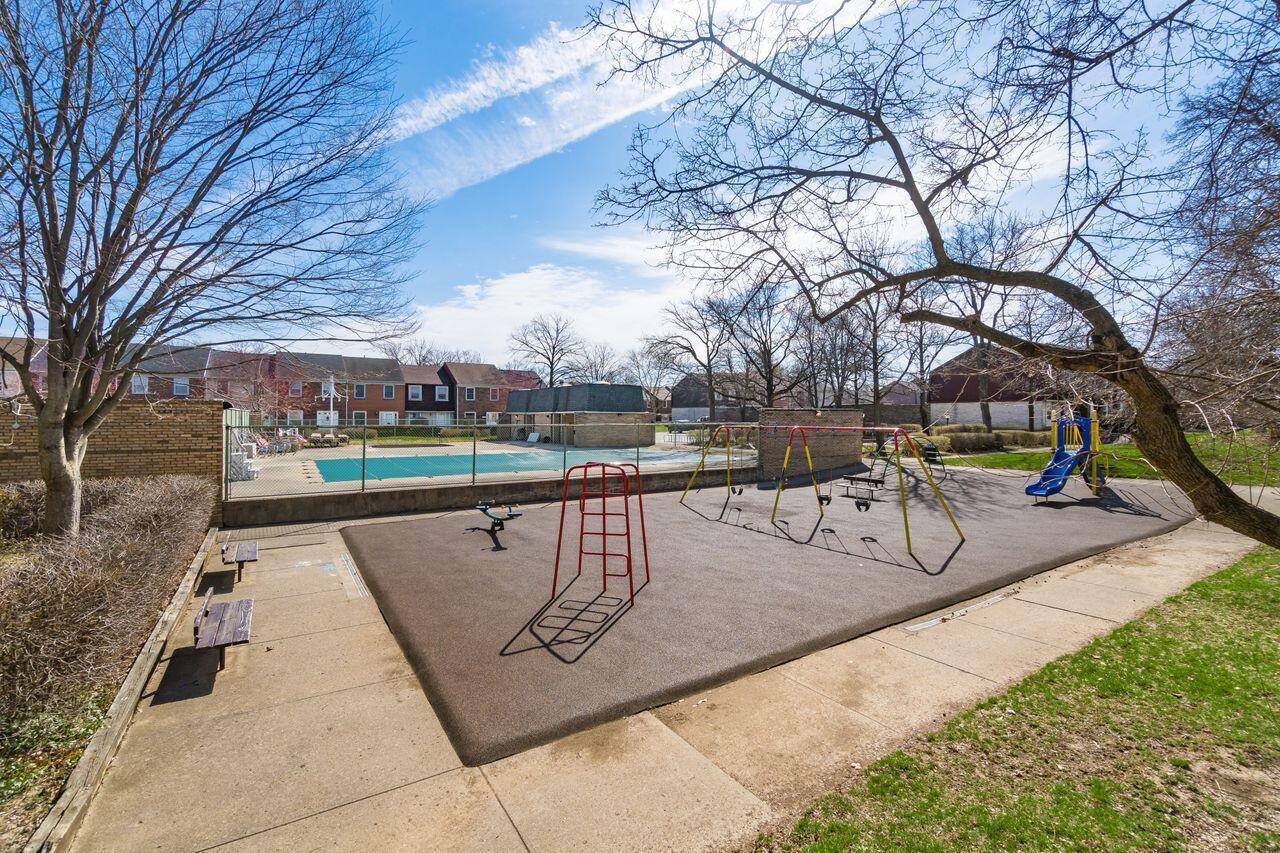 1036 Hardesty Place W