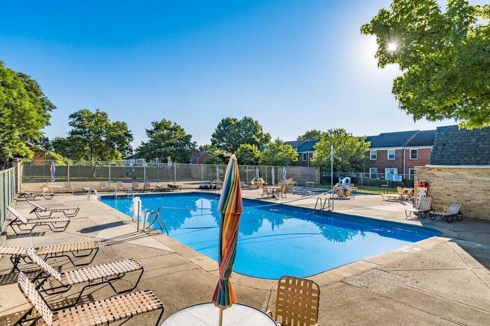 1036 Hardesty Place W