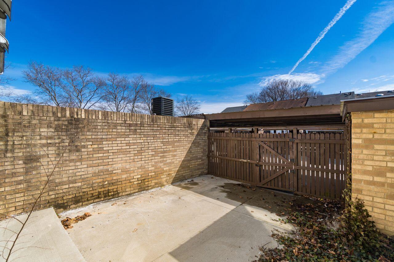 1036 Hardesty Place W