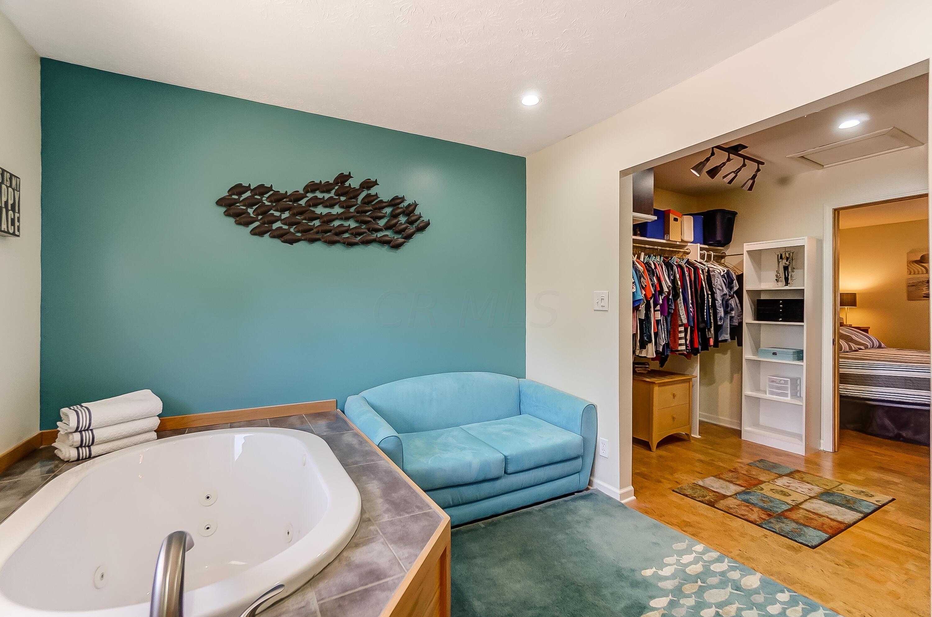 22 Walnut View Court S