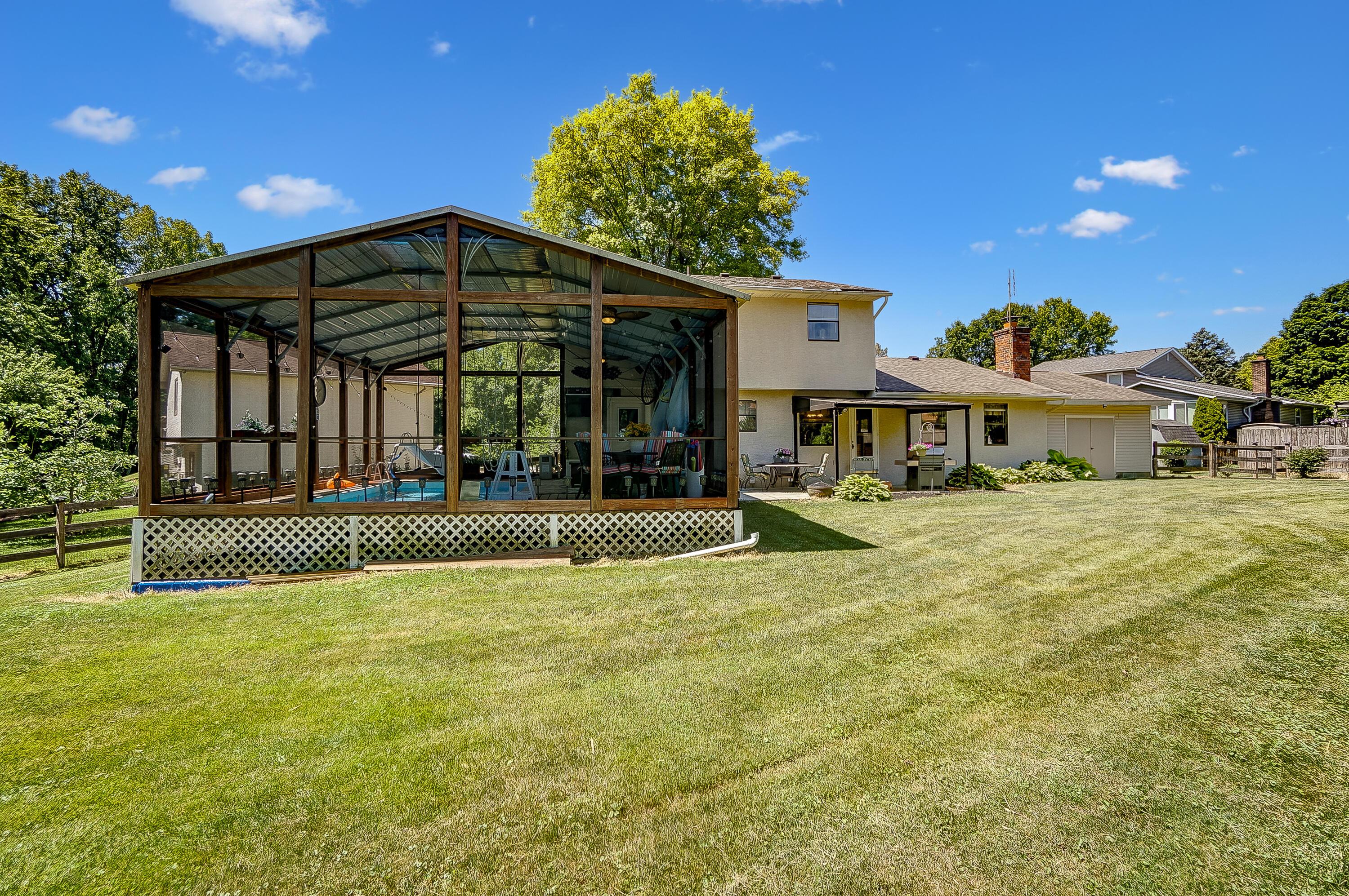 22 Walnut View Court S