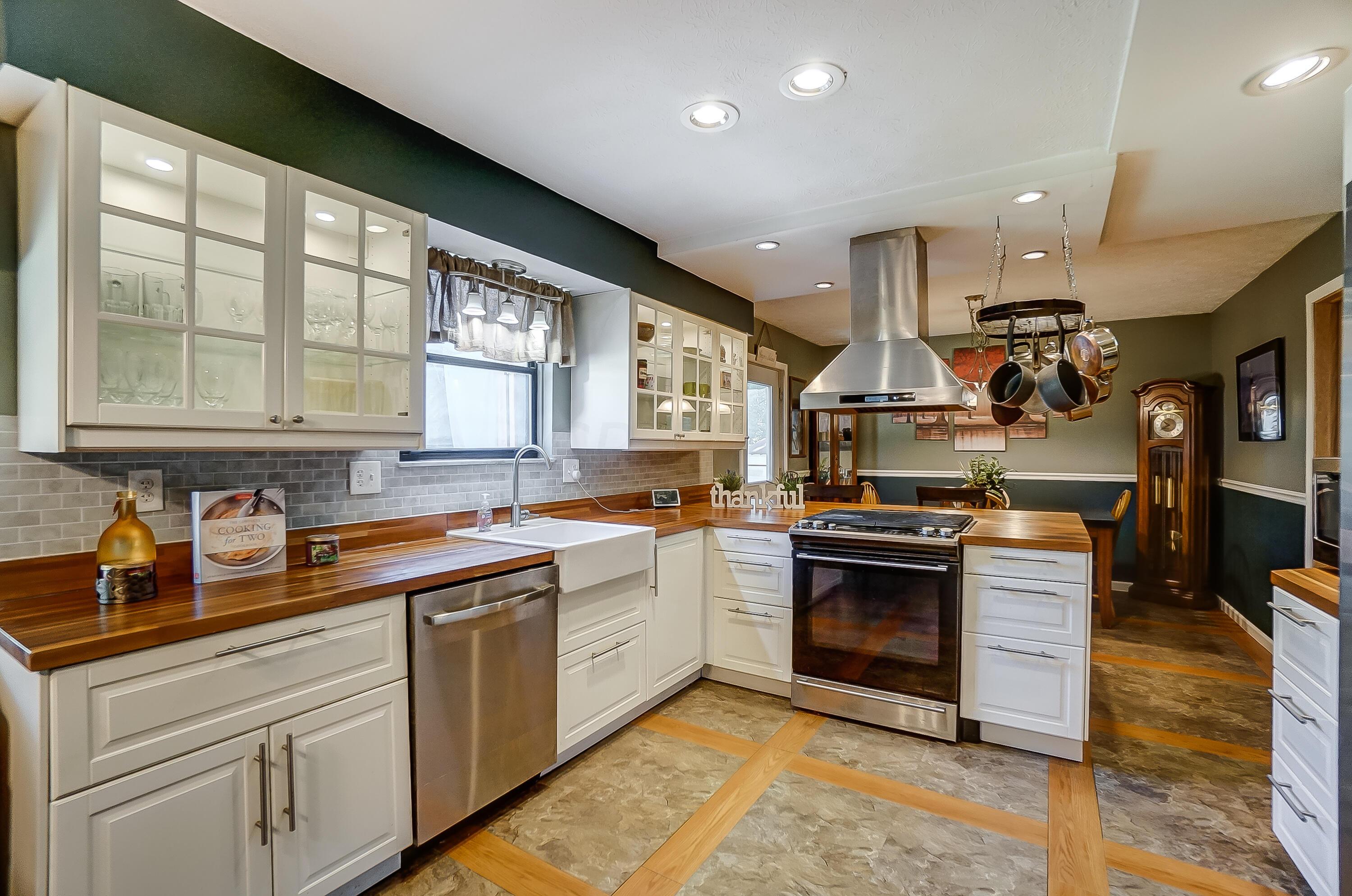 22 Walnut View Court S