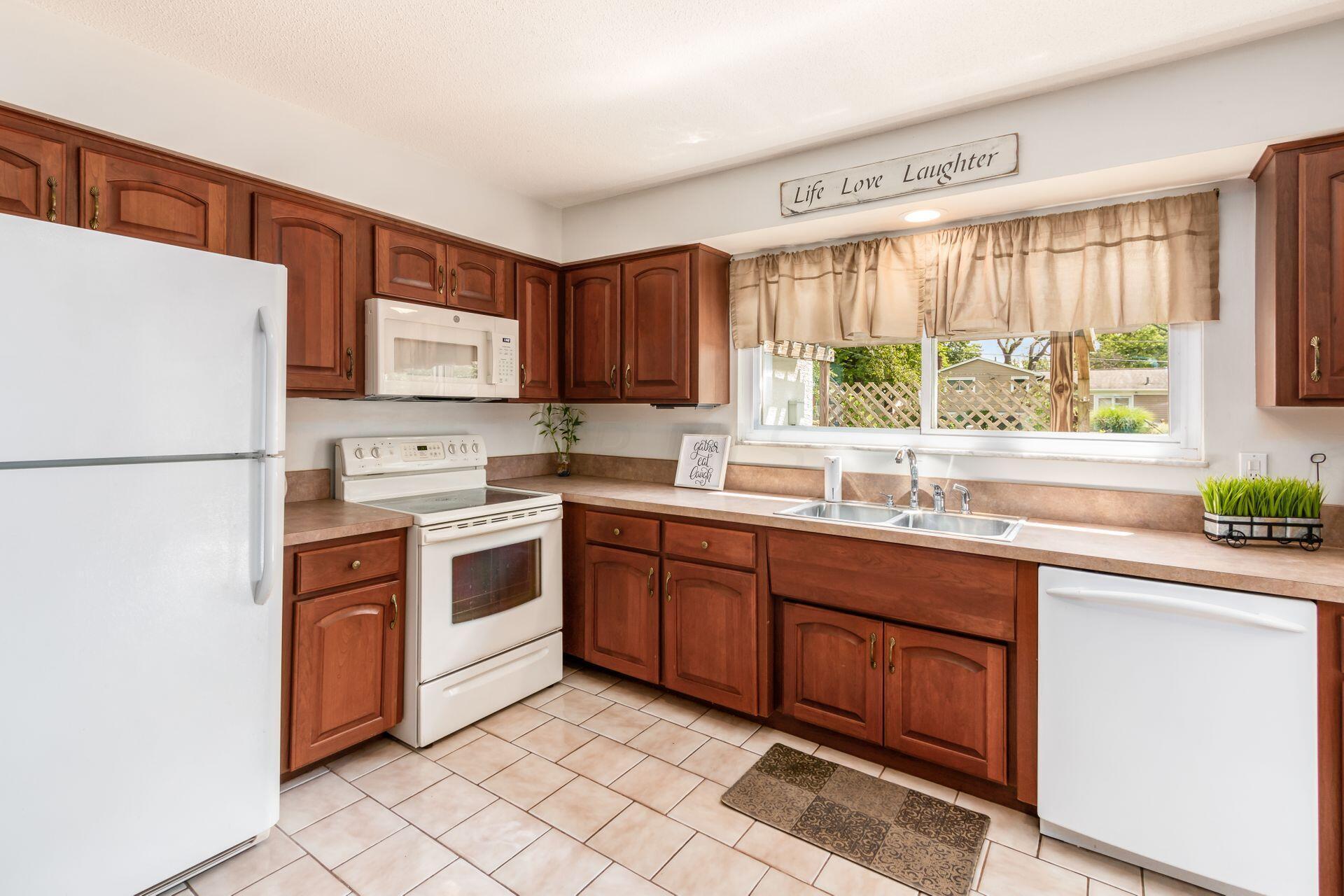 548 Leacrest Place W