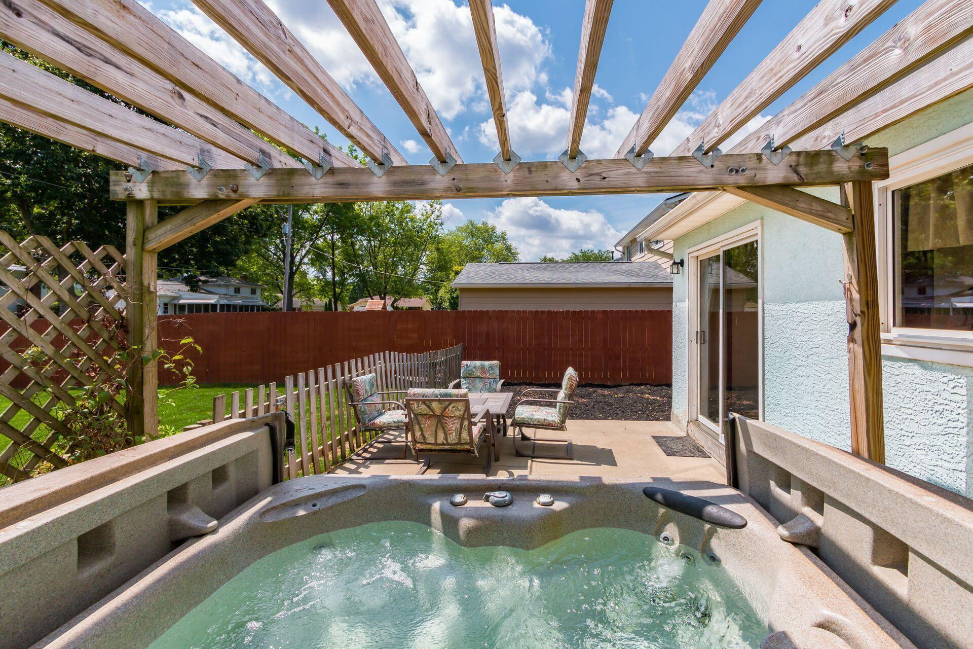 548 Leacrest Place W