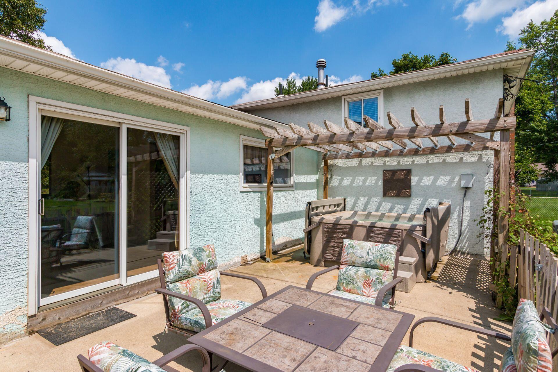 548 Leacrest Place W