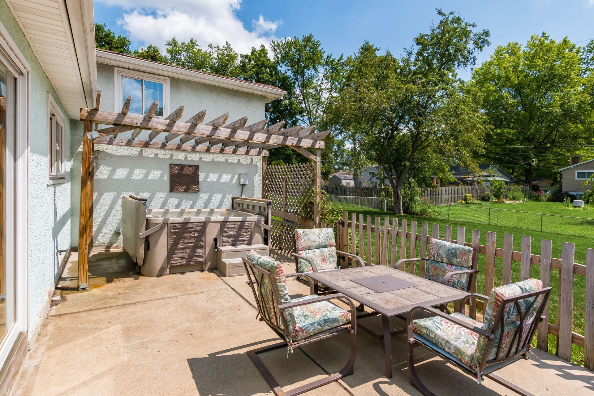 548 Leacrest Place W