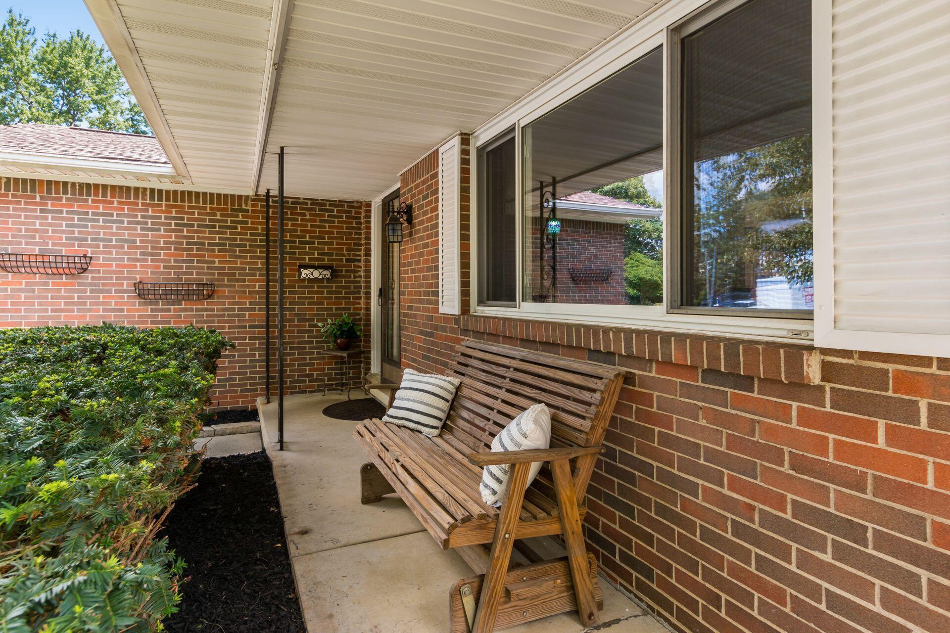 548 Leacrest Place W