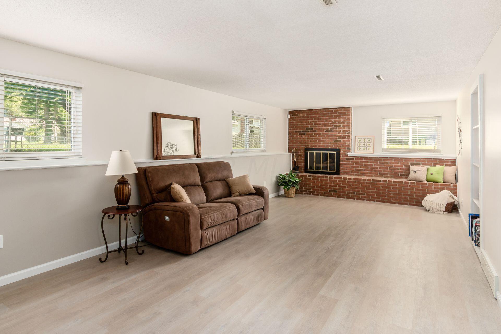 548 Leacrest Place W