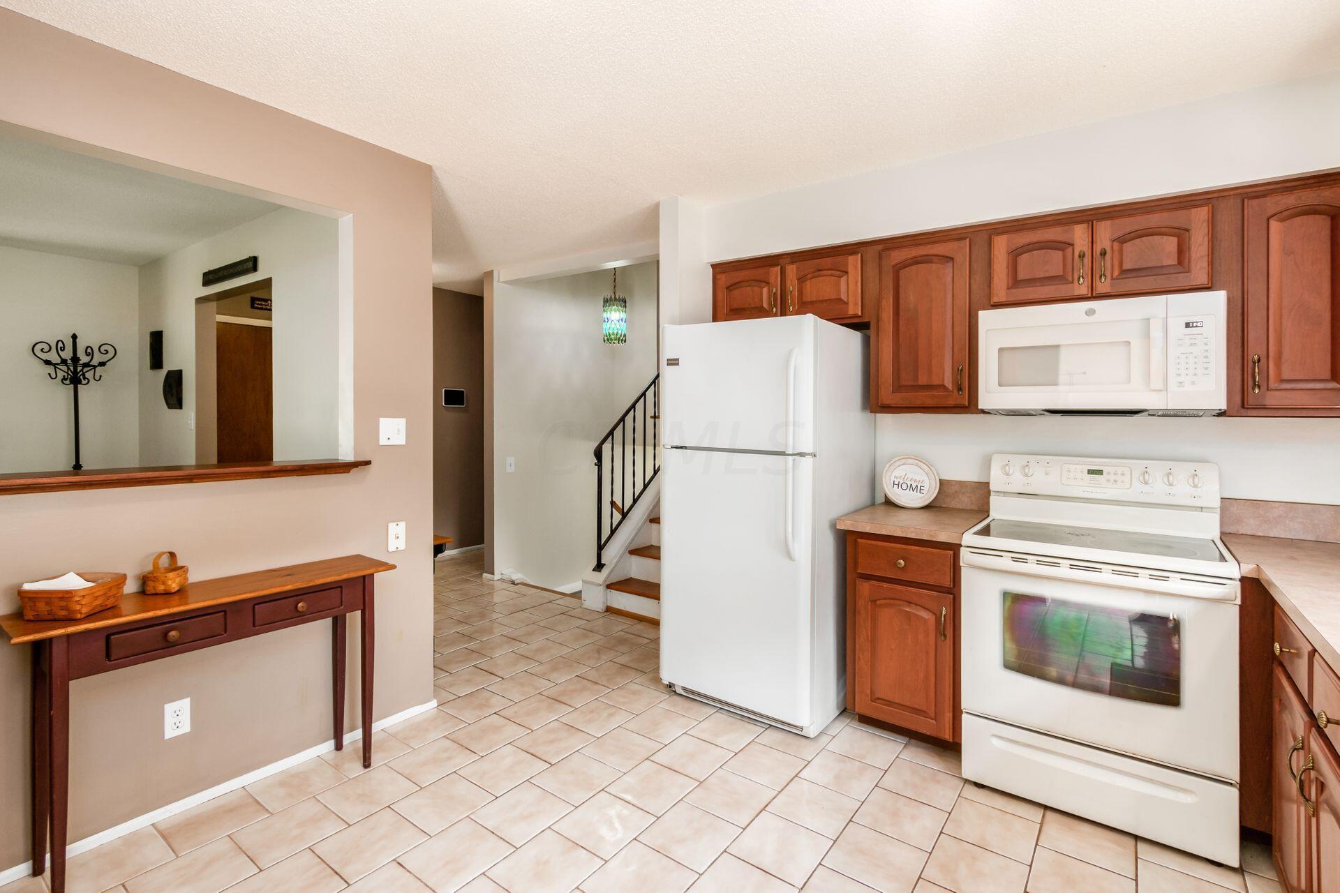 548 Leacrest Place W