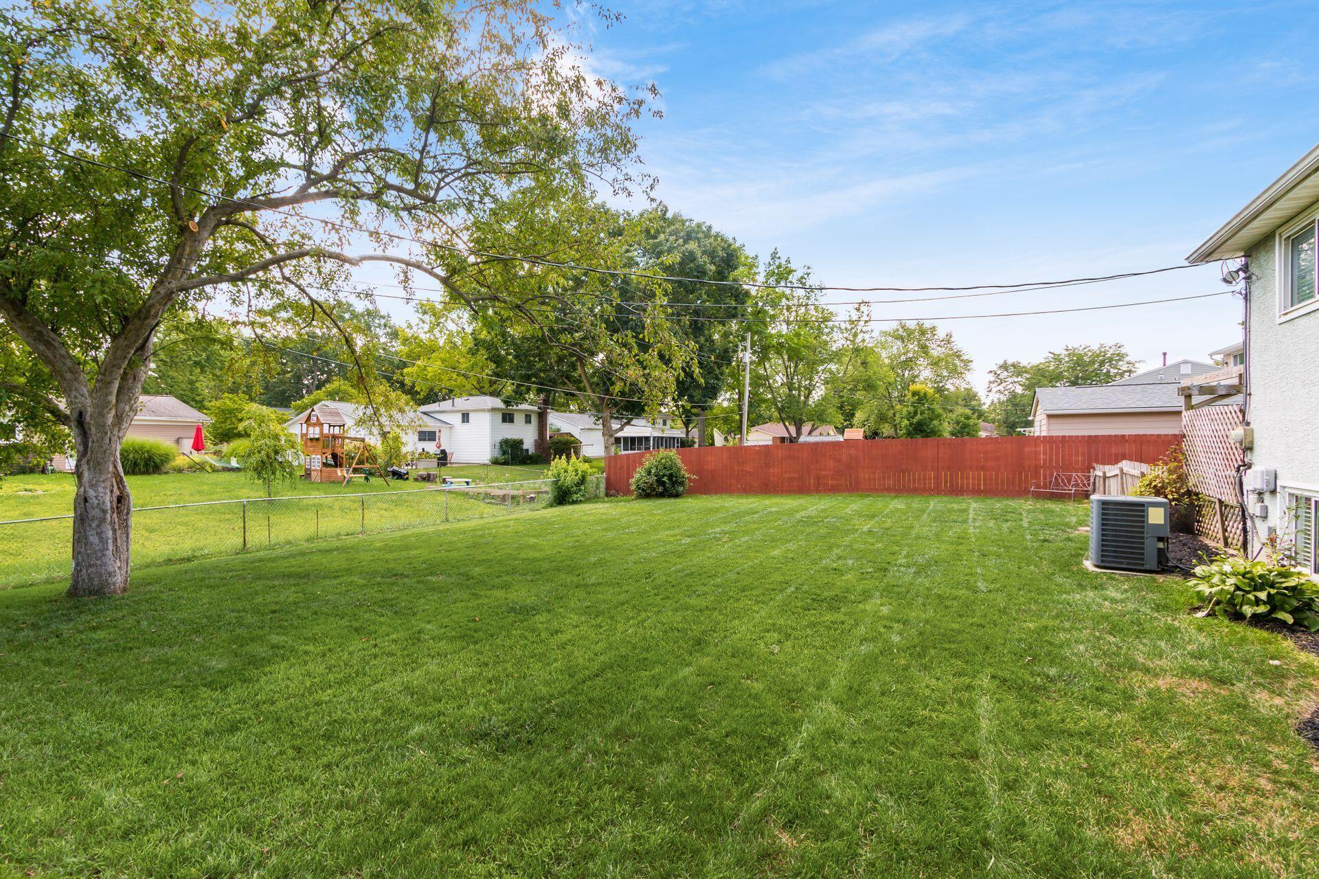 548 Leacrest Place W