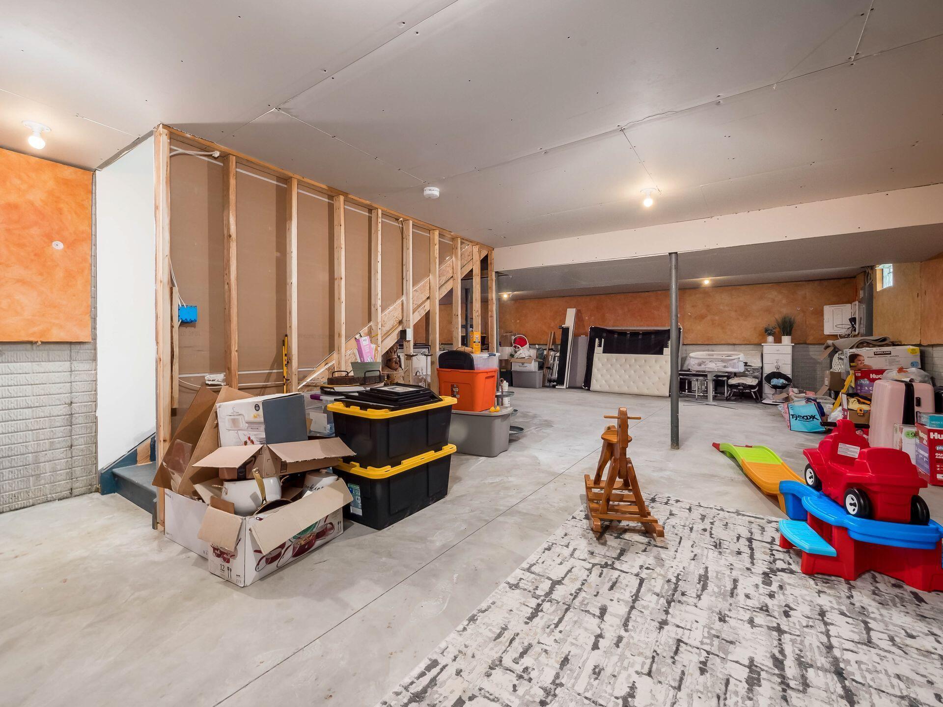 121 Leather Leaf Circle