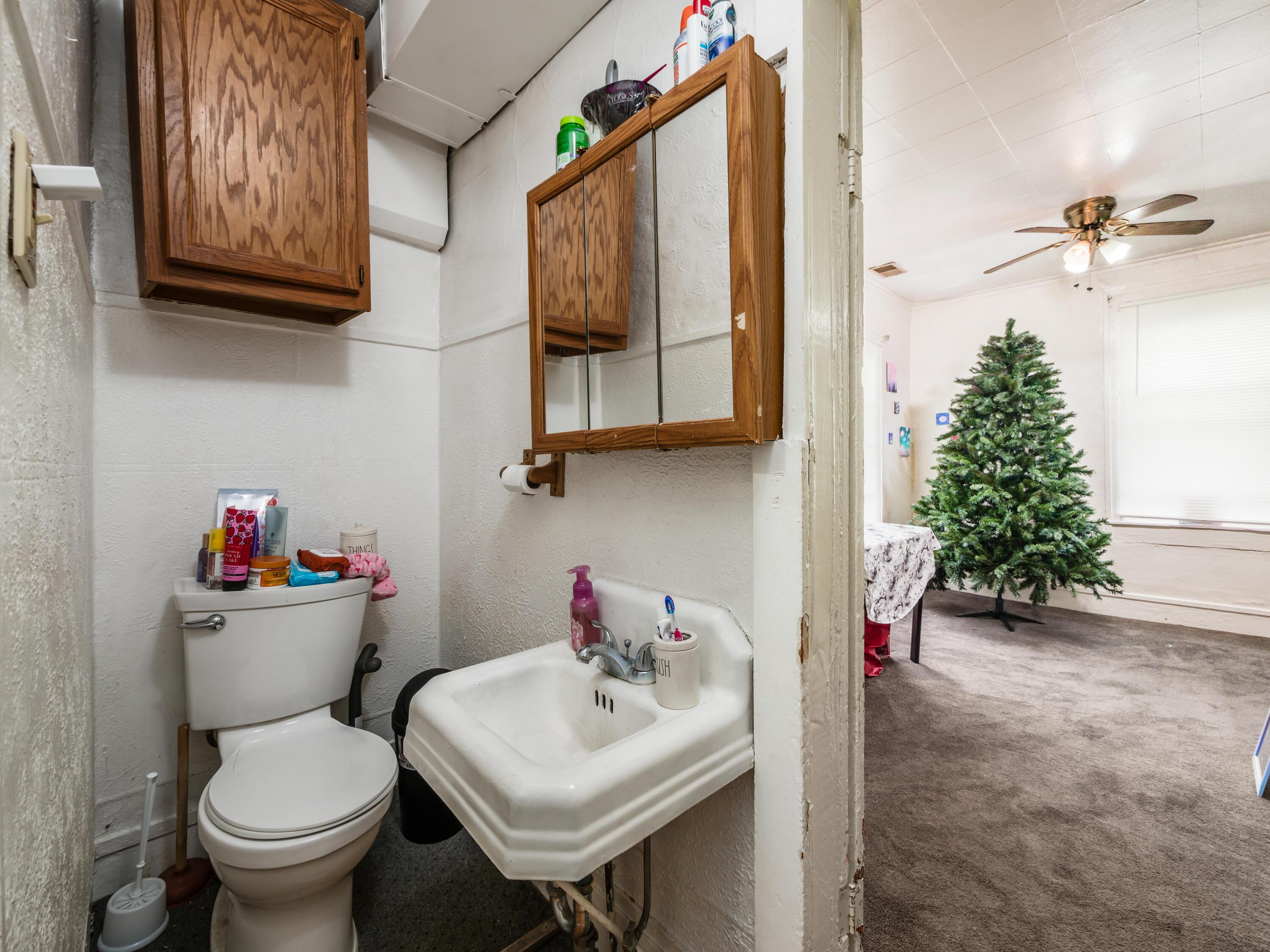 222 W Poplar Street, 224